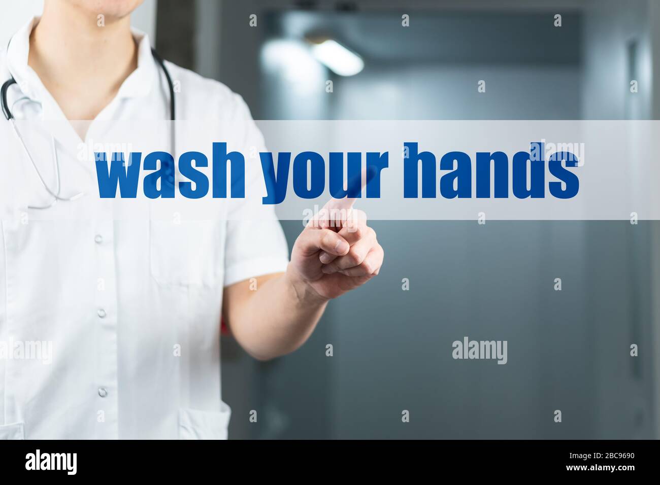 Il medico che consiglia di lavarsi le mani per proteggersi dall'epidemia di Coronavirus Covid-19. Foto Stock