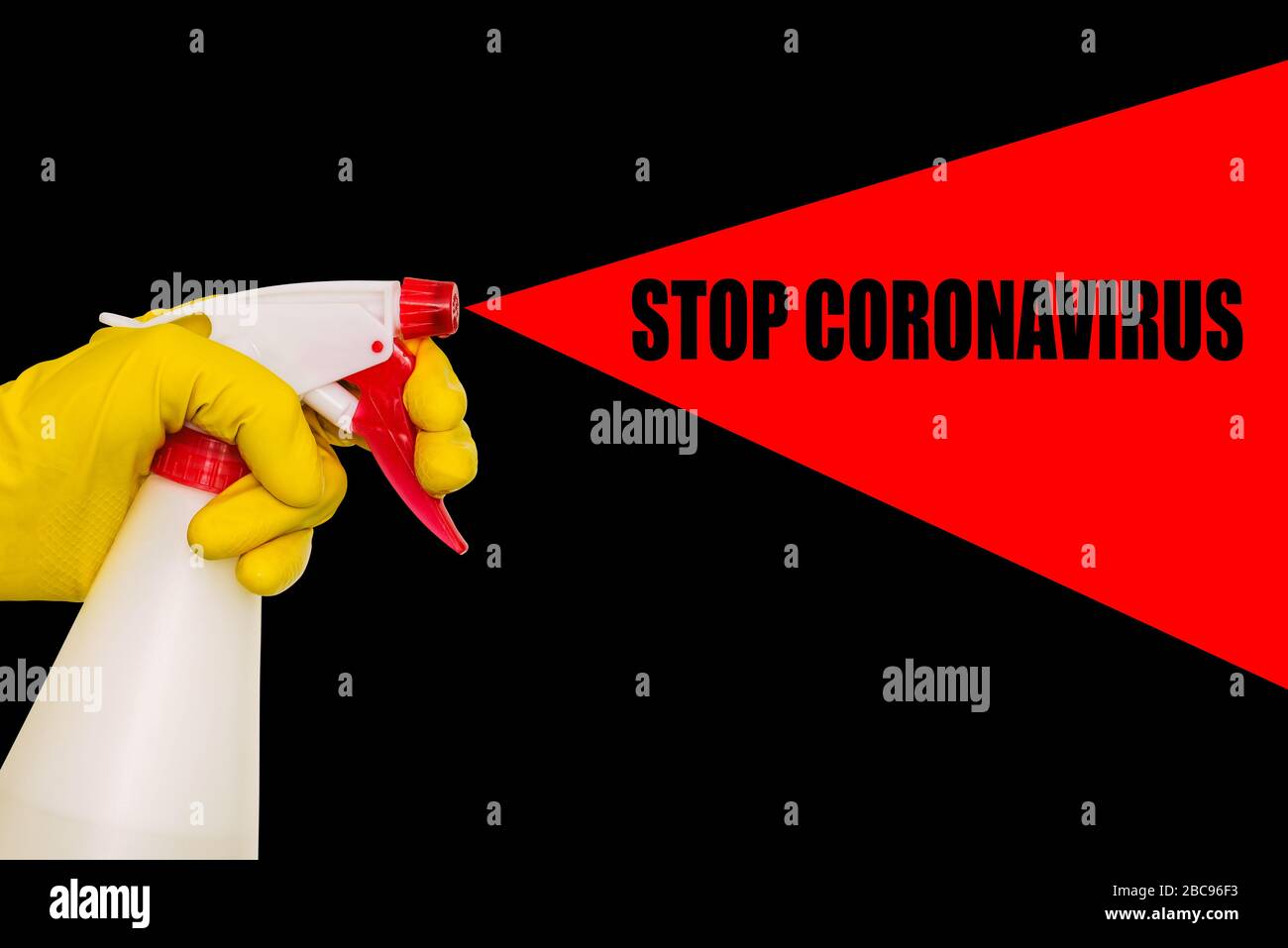 Indossare un guanto giallo con un disinfettante su sfondo nero. Poster con testo stop coronavirus Foto Stock