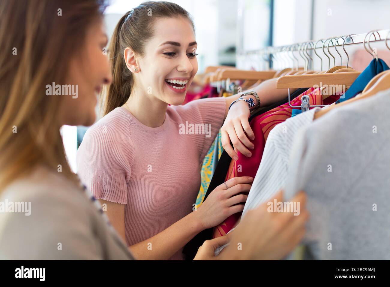 Giovani donne in negozio di abbigliamento Foto Stock