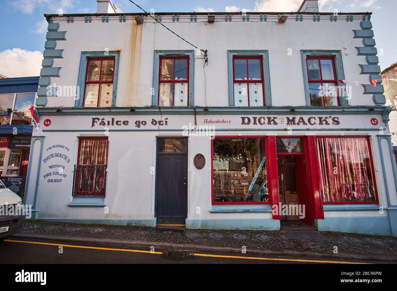 Colorate vetrine in Dingle, nella contea di Kerry, Irlanda Foto Stock
