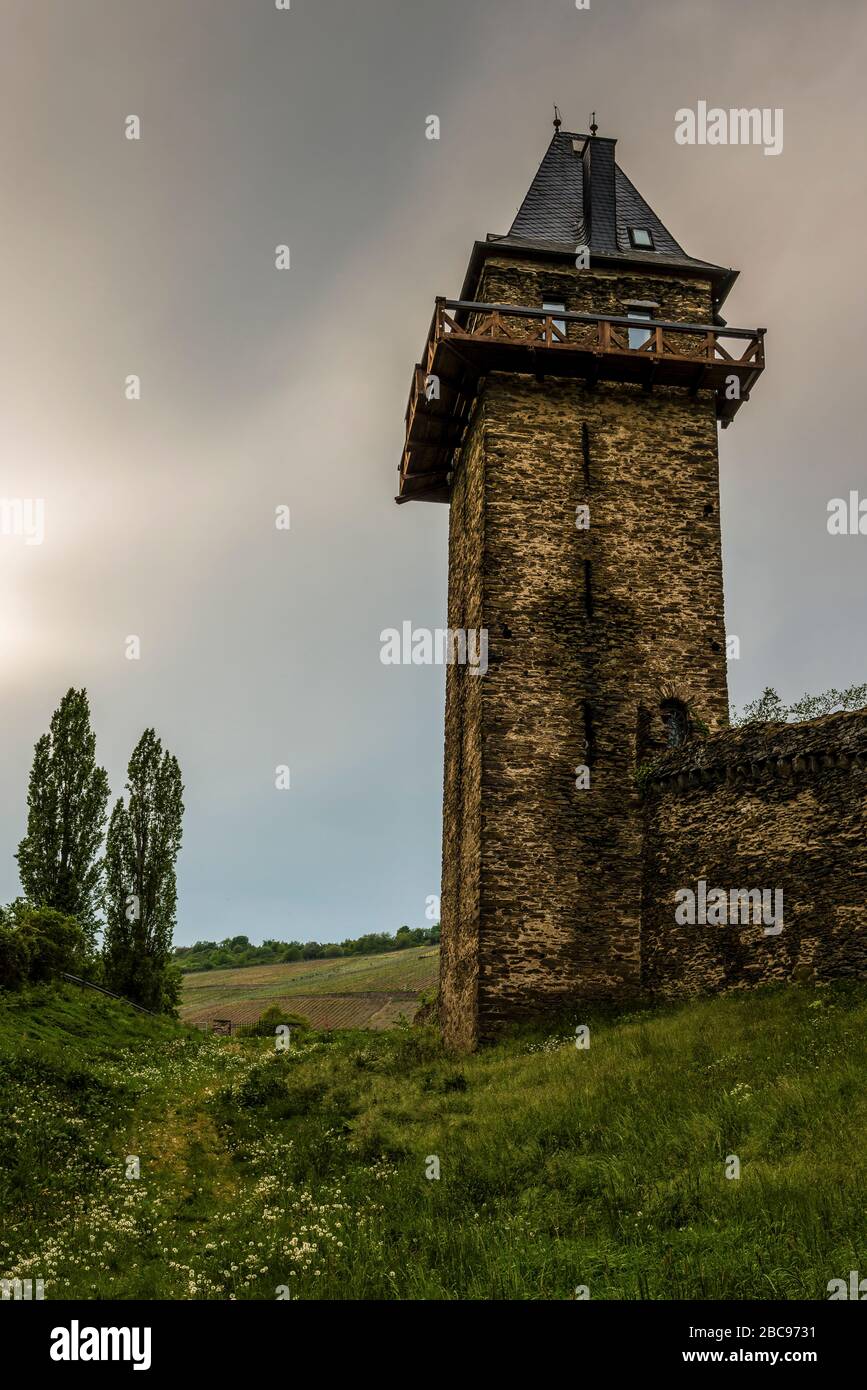 Michelfeldturm i nelle mura della città di Oberwesel, Medio Reno, parte della porta Damscheider, alienato, scuro, spaventoso, mistico, medievale difensiv Foto Stock