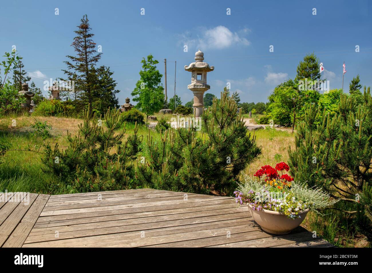 Lanterna giapponese in giardino giapponese vicino Palanga. Incredibile giornata estiva in Lituania (paese Baltico) Foto Stock