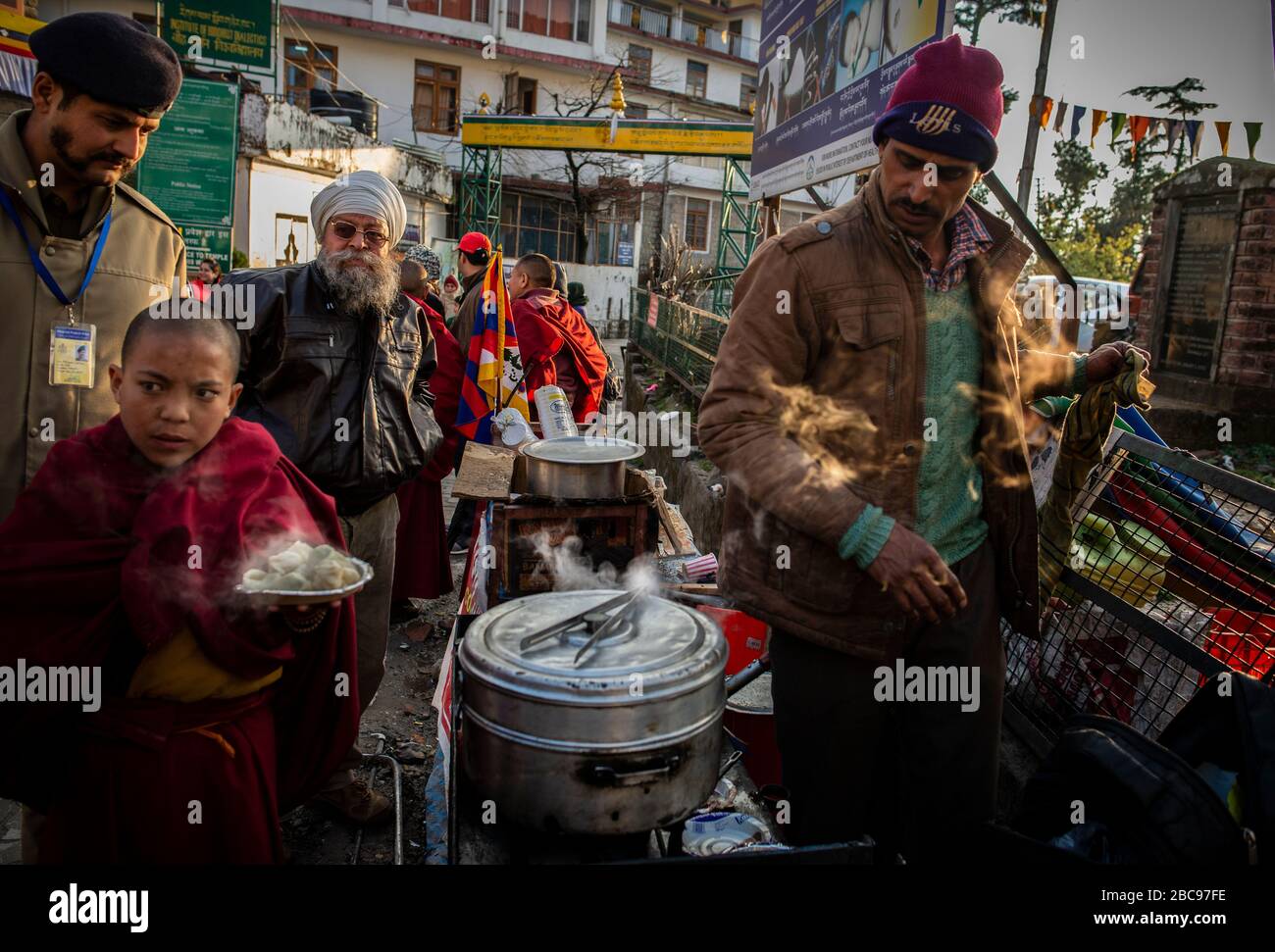 Dharamsala è la parte superiore della valle di Kangra.McLeod Ganj è la periferia dove il Dalai lama ha stabilito l'esilio tibetano. Foto Stock