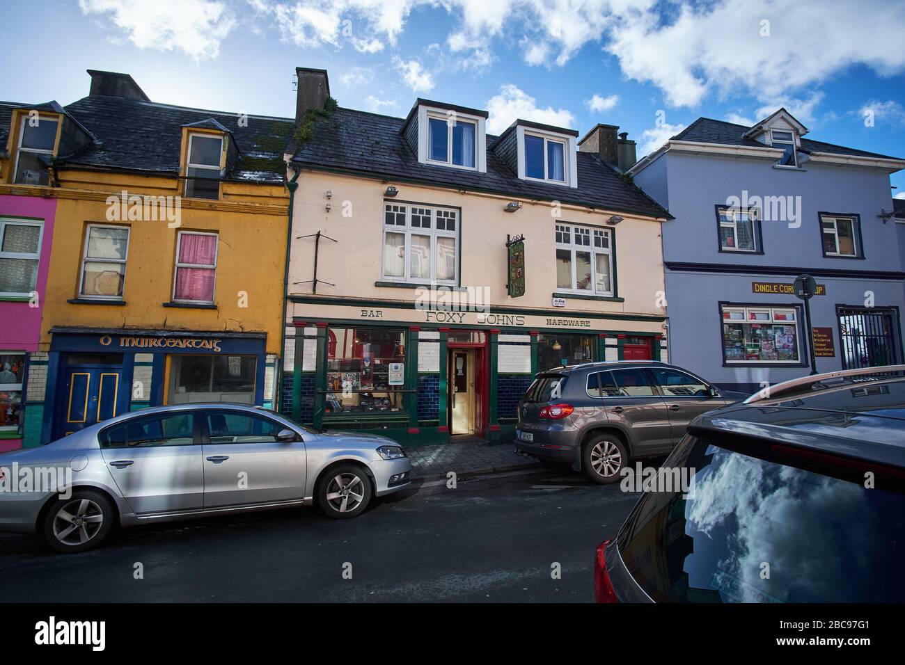 Colorate vetrine in Dingle, nella contea di Kerry, Irlanda Foto Stock