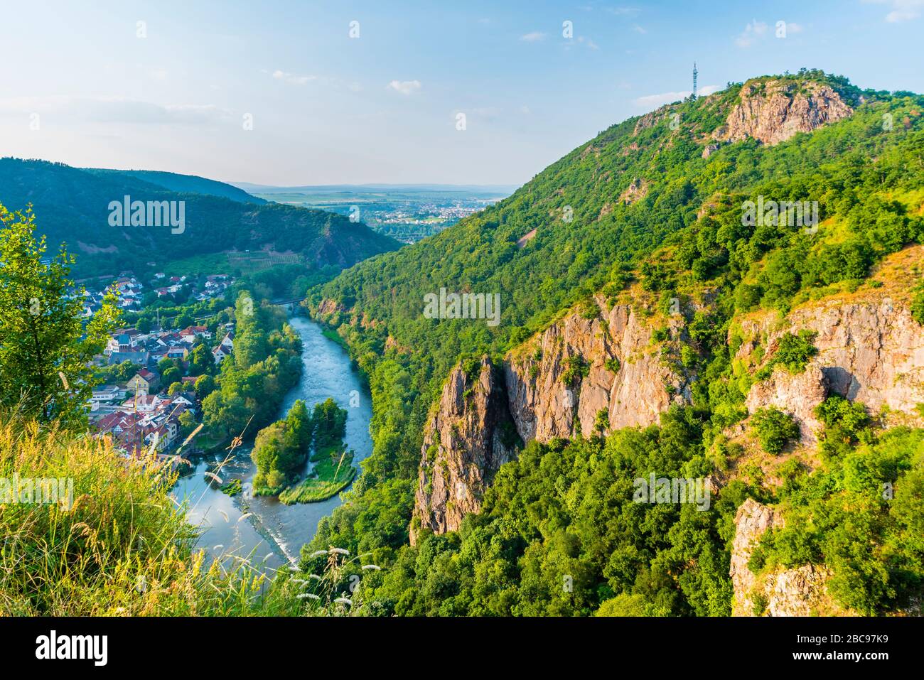 Massiccio roccioso vicino a Bad Münster am Stein-Ebernburg, vista dal Rheingrafenstein, sotto la roccia di Nahe fatta di riolite, porfido, riserva naturale di Nahe, Foto Stock