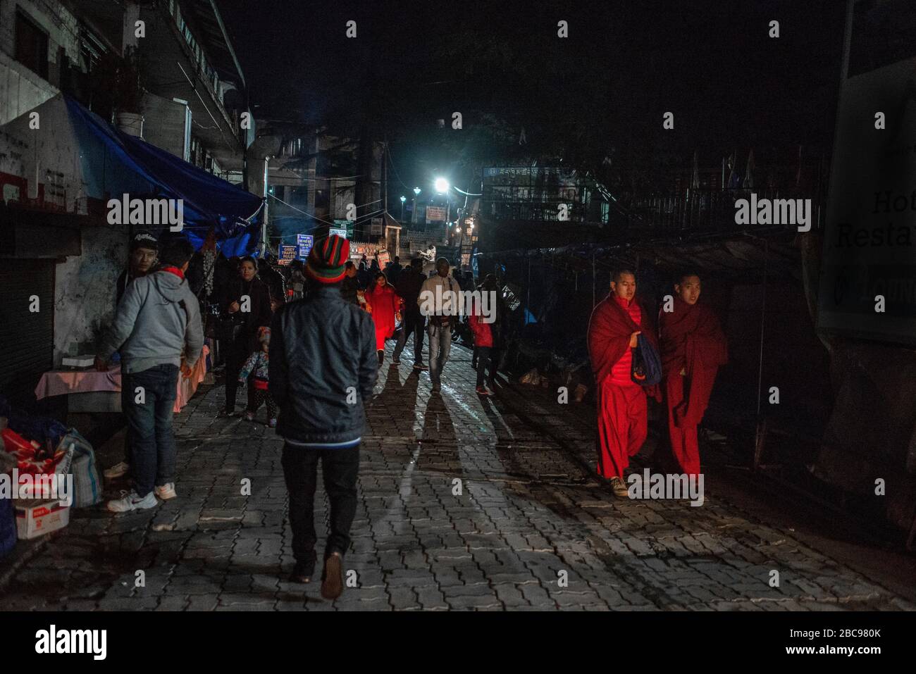 Dharamsala è la parte superiore della valle di Kangra.McLeod Ganj è la periferia dove il Dalai lama ha stabilito l'esilio tibetano. Foto Stock