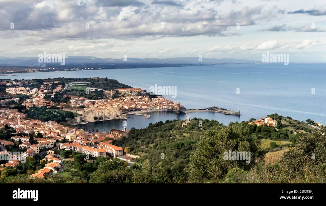 Vista di Collioure e la baia de la Baleta in autunno Foto Stock