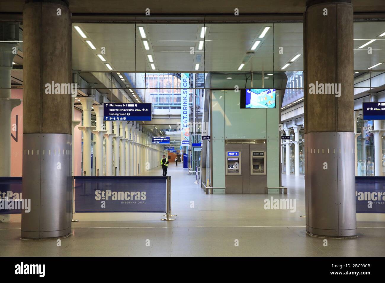 Deserta stazione di St Pancras ad ora di punta nel blocco pandemico del coronavirus, nel nord di Londra, Regno Unito Foto Stock