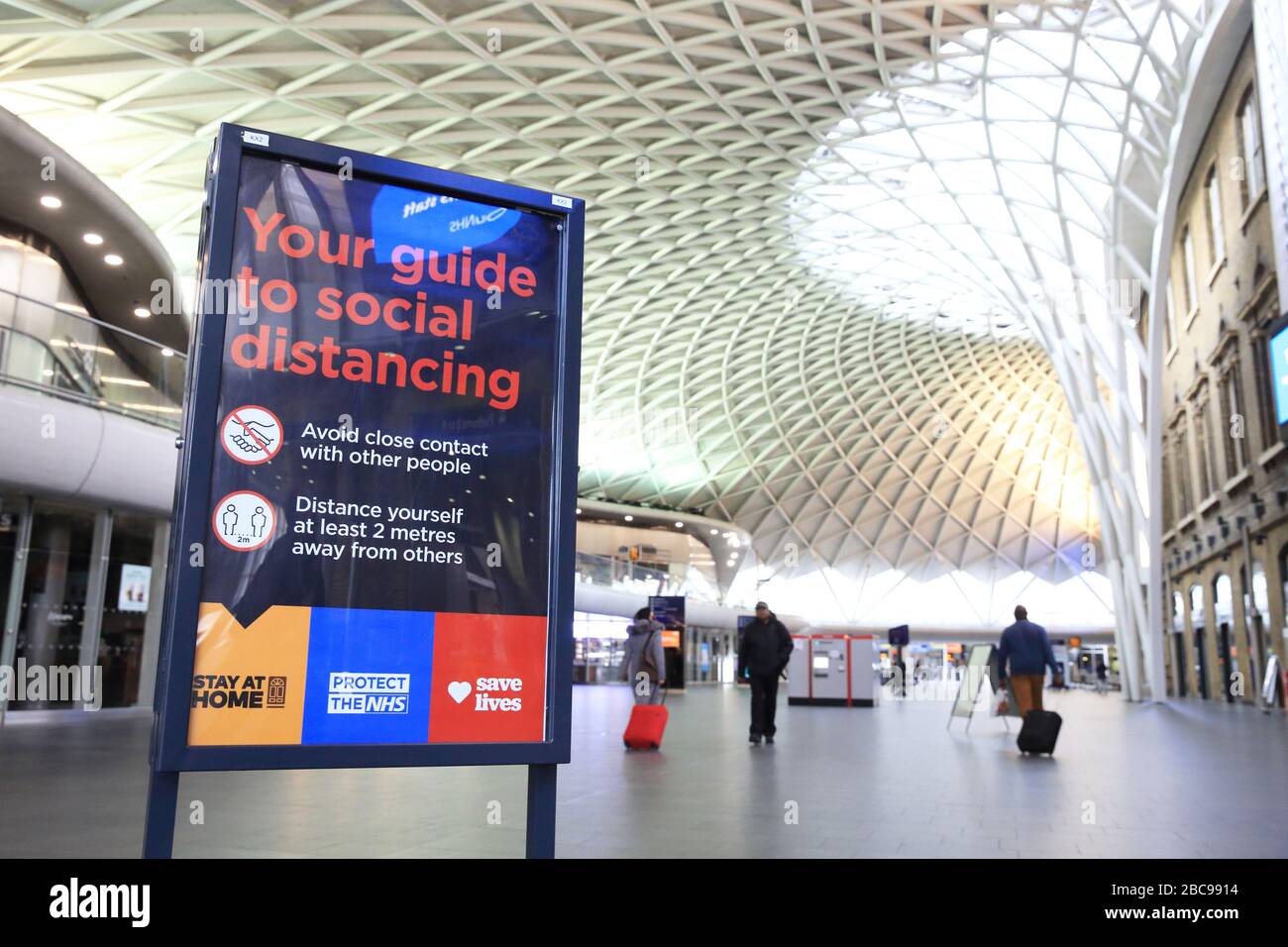 Stazione di Kings Cross deserta all'ora di punta, nella pandemia di coronavirus, nel nord di Londra, nel Regno Unito Foto Stock