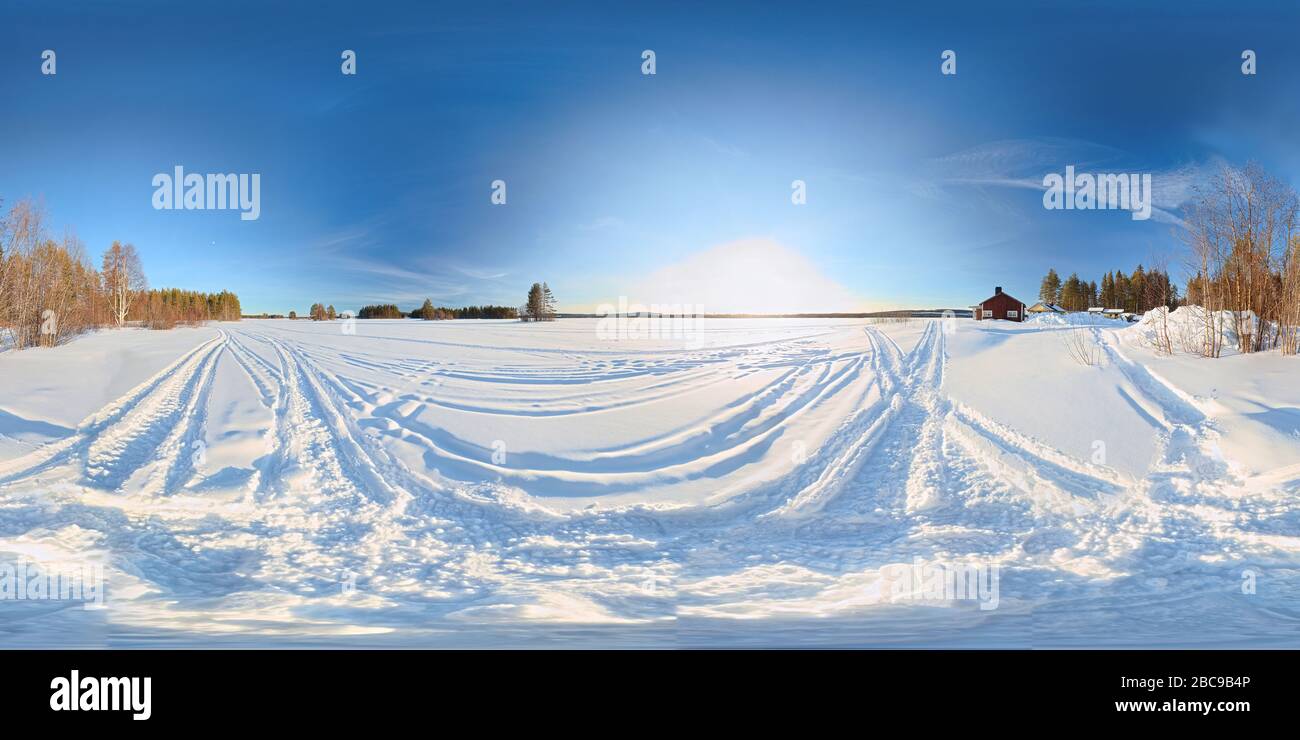 Panorama sferico del lago solido ghiacciato Norsjon a Vasterbotten, Svezia. È stata utilizzata una proiezione equirettangolare. Foto Stock