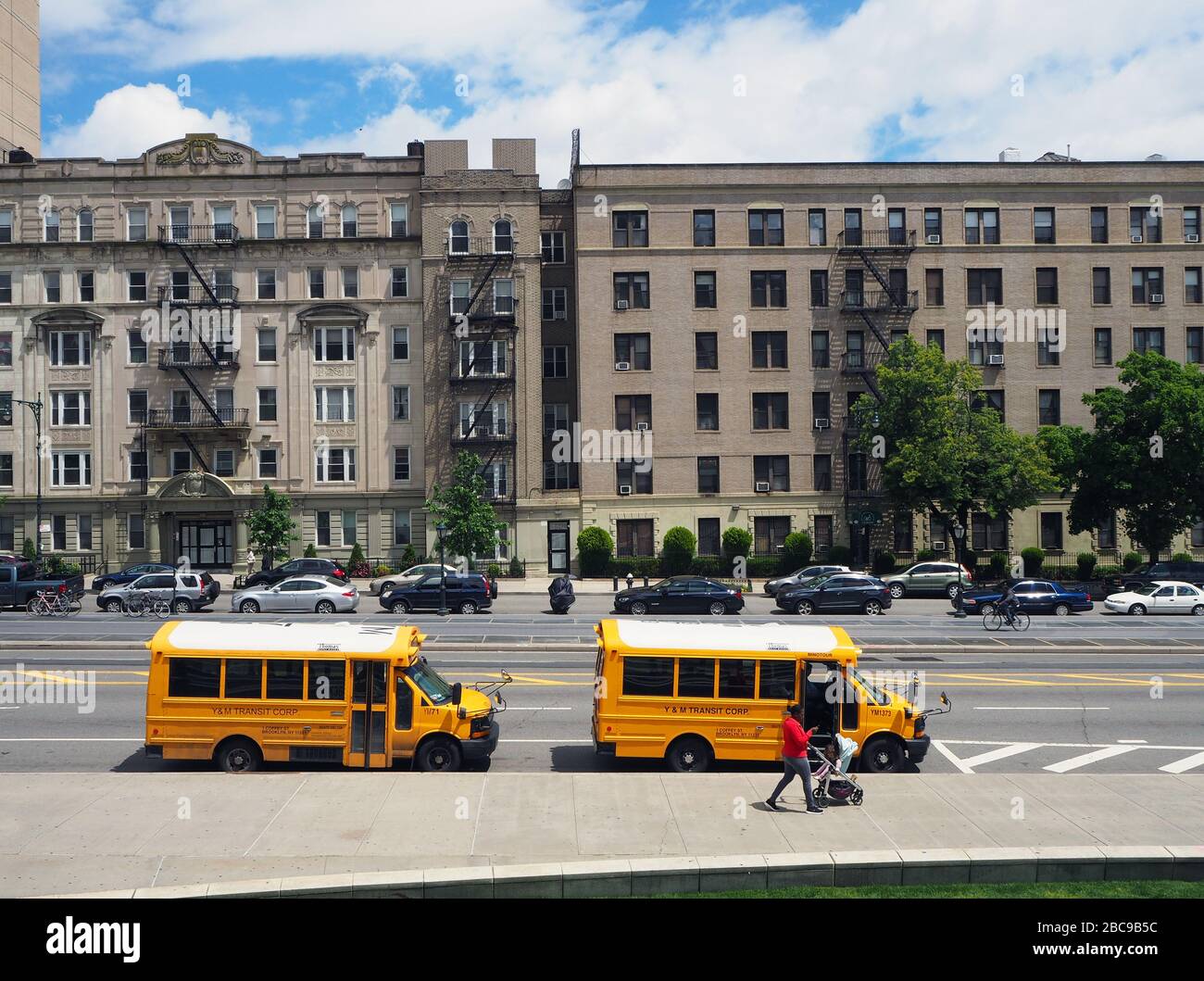 Autobus scolastici lungo Eastern Parkway, Brooklyn, New York, Stati Uniti Foto Stock