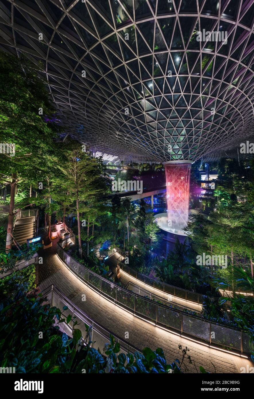 Jewel Changi foresta verticale interna e cascata all'interno del centro commerciale terminal nell'Aeroporto Changi, Singapore Foto Stock