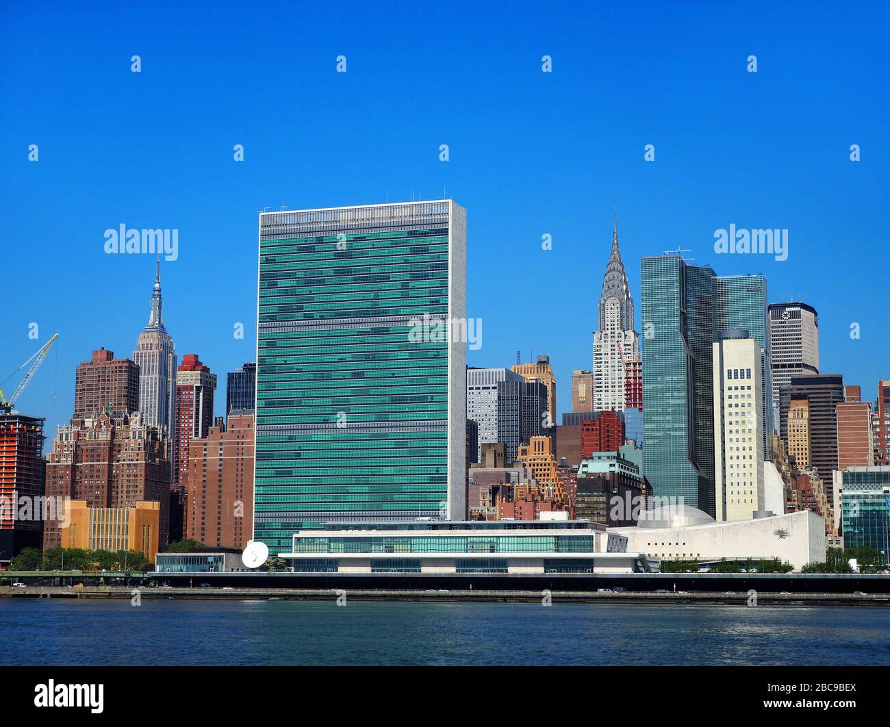 Sede centrale delle Nazioni Unite, Empire state Building e Chrysler Building, visto da East River, Manhattan, New York, USA Foto Stock
