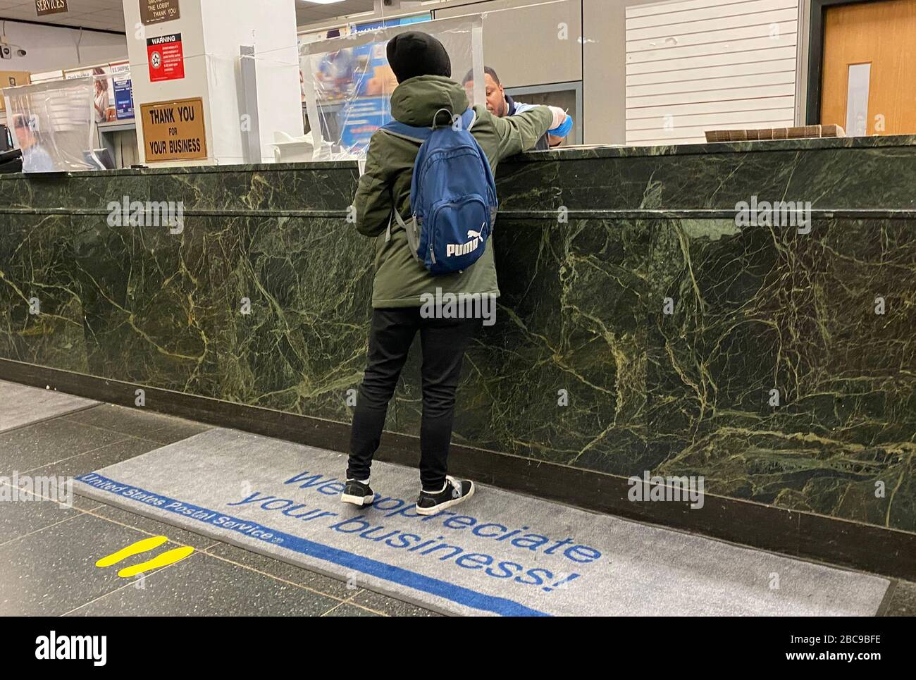 New York, NY, Stati Uniti. 3rd Apr, 2020. IL servizio postale DEGLI STATI UNITI blocca le barriere in plastica per proteggere i lavoratori durante la pandemia Coronavirus di New York City il 3 aprile 2020. Credito: Rainmaker Foto/Media Punch/Alamy Live News Foto Stock