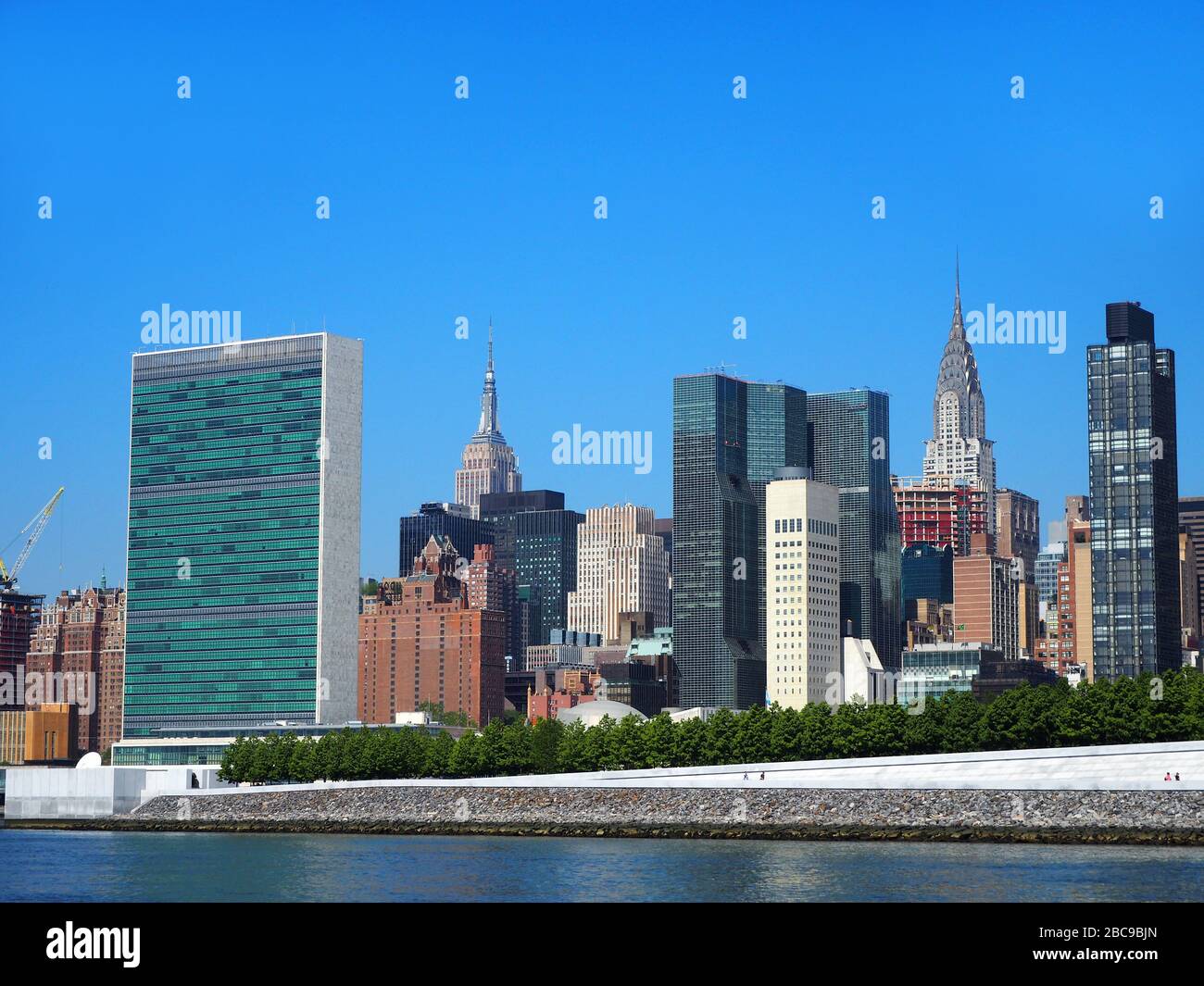 Sede centrale delle Nazioni Unite, Empire state Building e Chrysler Building, visto da East River, Manhattan, New York, USA Foto Stock