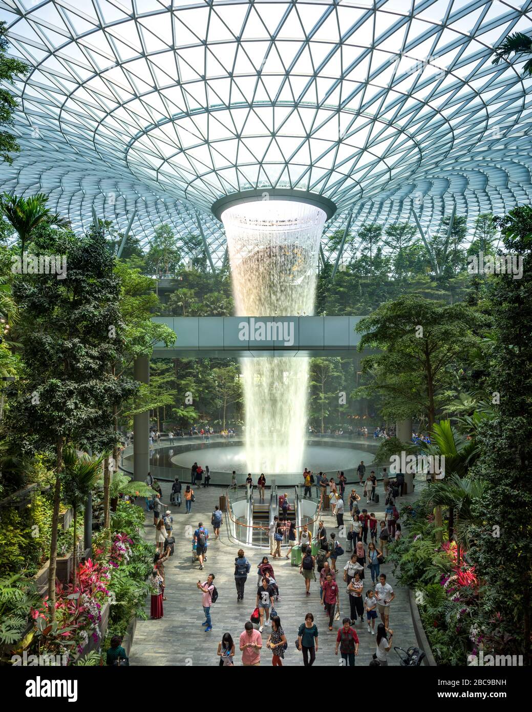 Singapore-30 Agosto 2019: L'Aeroporto Jewel Changi e' un nuovo edificio terminale sotto una cupola di vetro, con cascata interna e foresta tropicale, centri commerciali per lo shopping Foto Stock