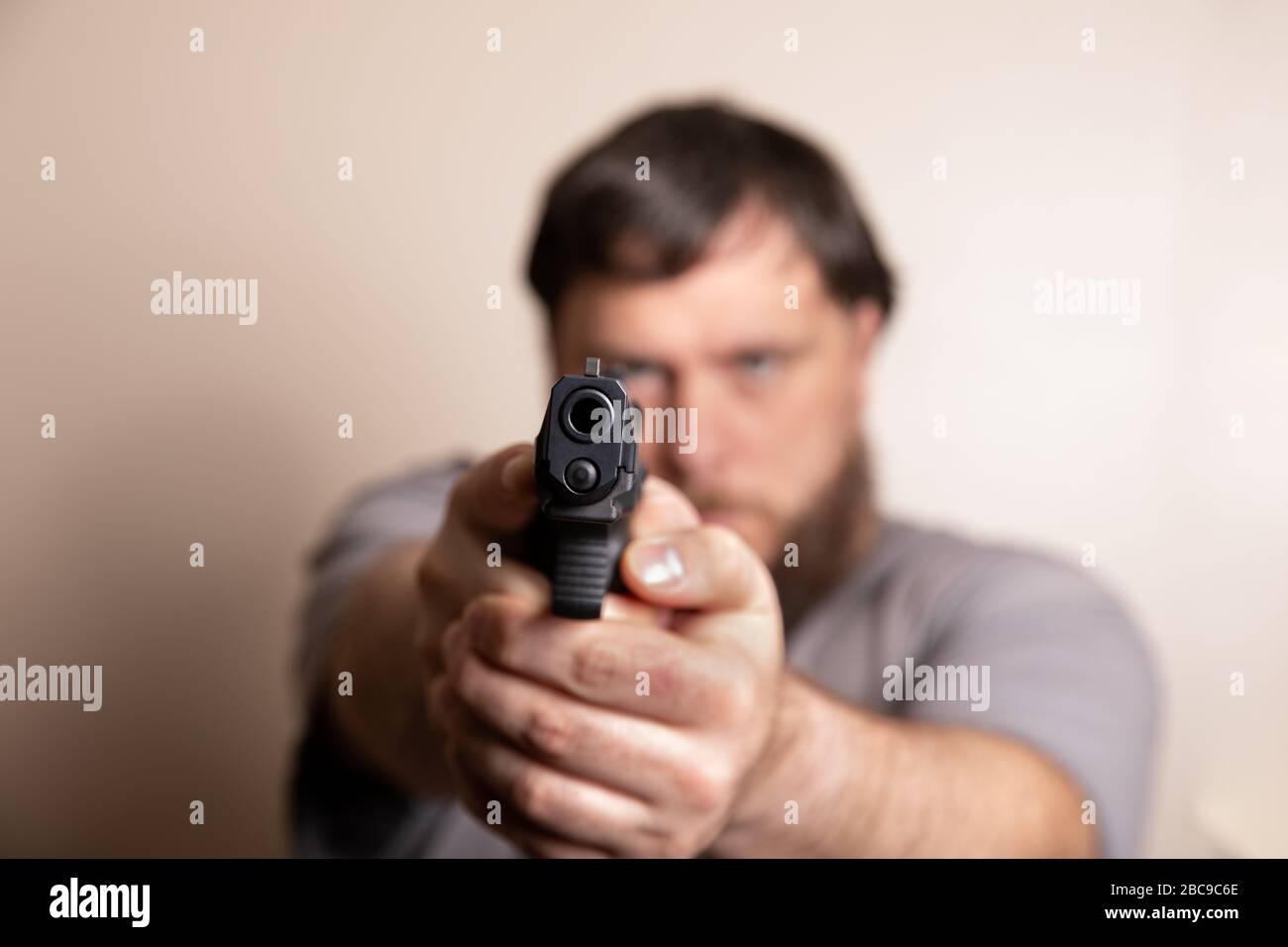 Guardando verso il basso la canna di una pistola Foto Stock