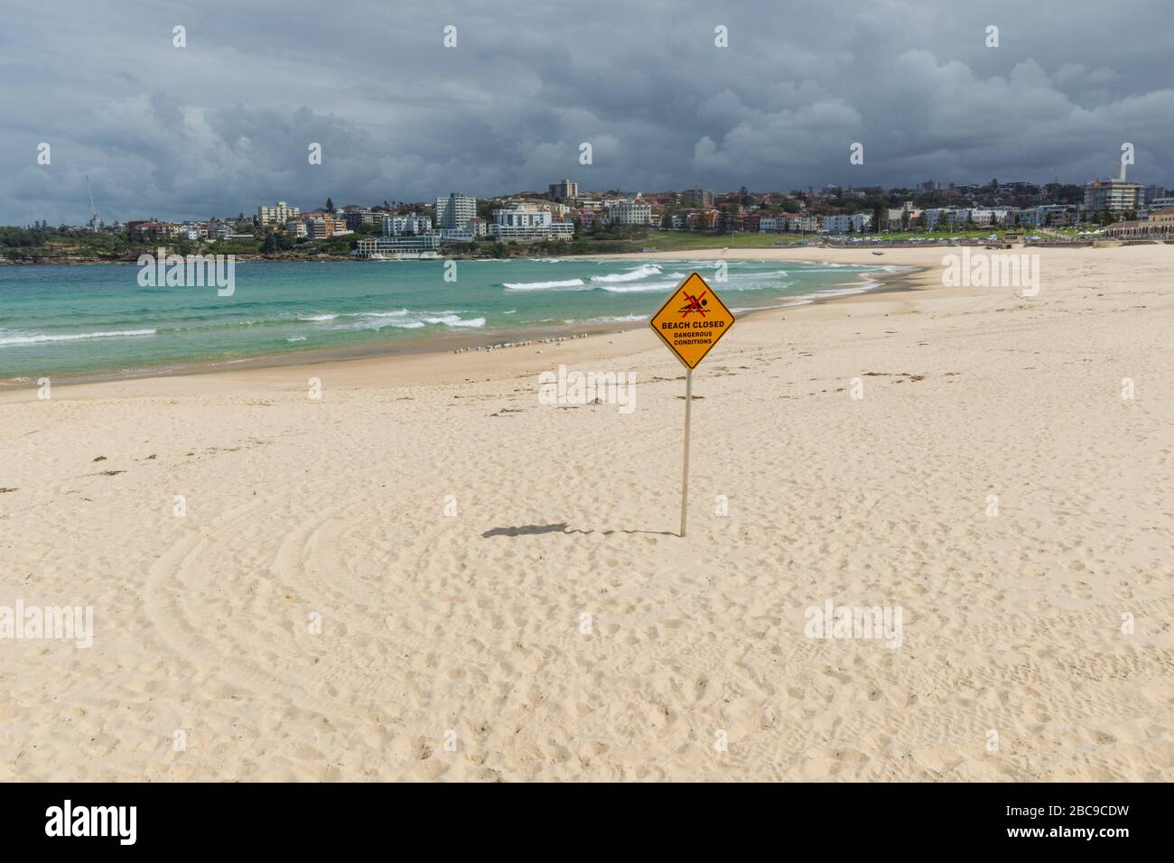 Sydney, Australia. 04th Apr, 2020. A seguito della continua diffusa noncuranza pubblica per gli avvertimenti di 'allontanamento sociale' in Australia durante la pandemia di Coronavirus, specialmente da parte di giovani e backpackers, Bondi Beach a Sydney è stata chiusa al pubblico. Nella foto: Bondi Beach vuota della sua solita folla del fine settimana. Credito: Robert Wallace/Alamy Live News Foto Stock