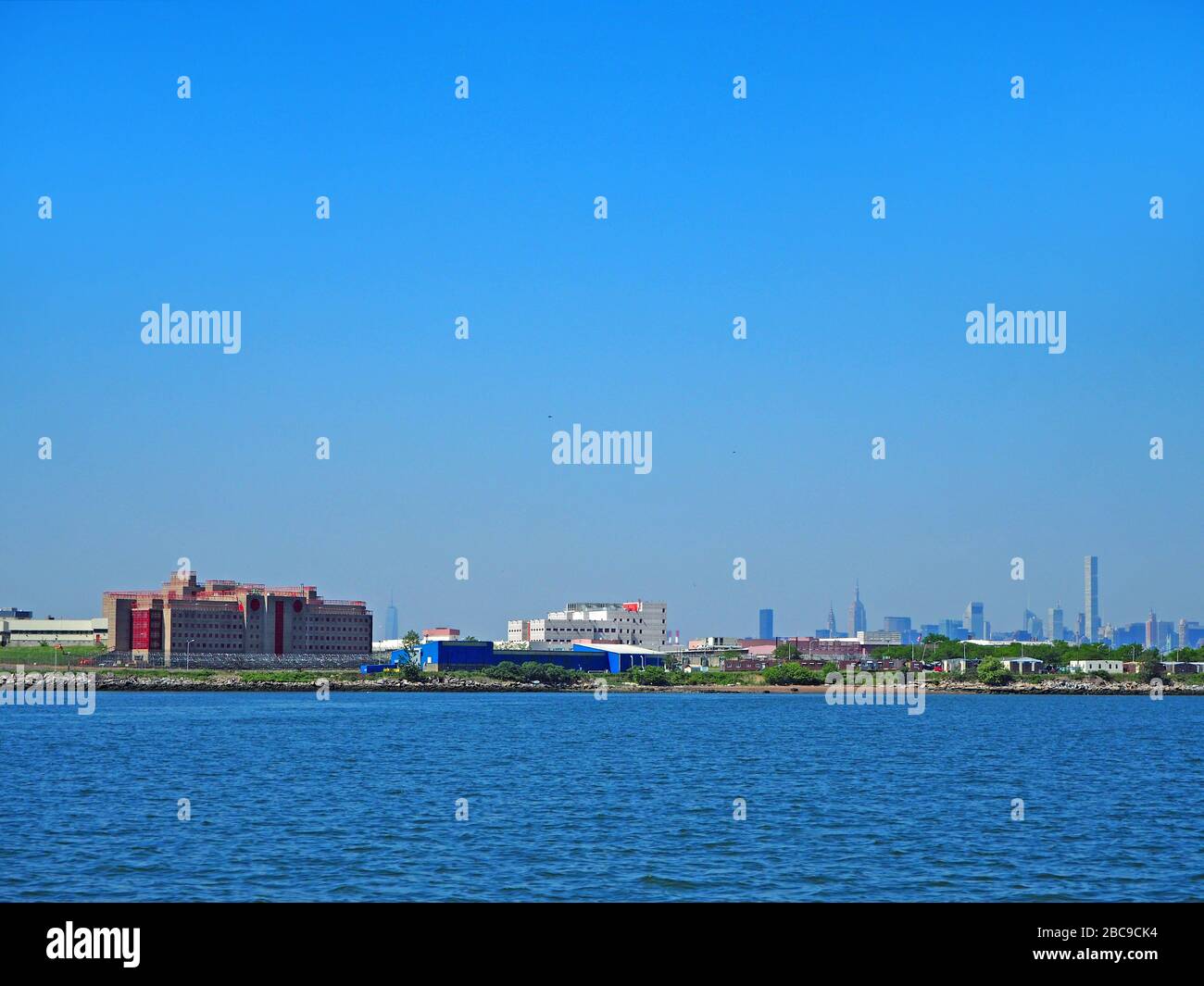La prigione di Rikers Island, il Bronx, con i grattacieli di Manhattan sullo sfondo, New York, USA Foto Stock La prigione di Rikers Island, il Bronx, con i grattacieli di Manhattan sullo sfondo, New York, USA Foto Stock