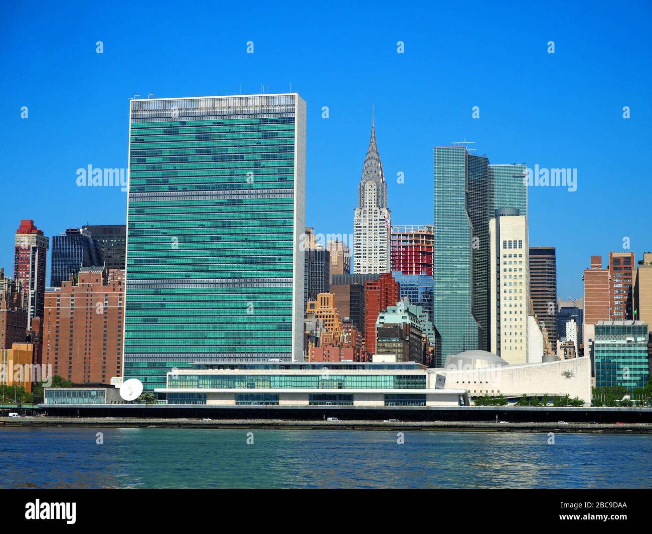 Sede centrale delle Nazioni Unite, e Chrysler Building, visto da East River, Manhattan, New York, Stati Uniti Foto Stock