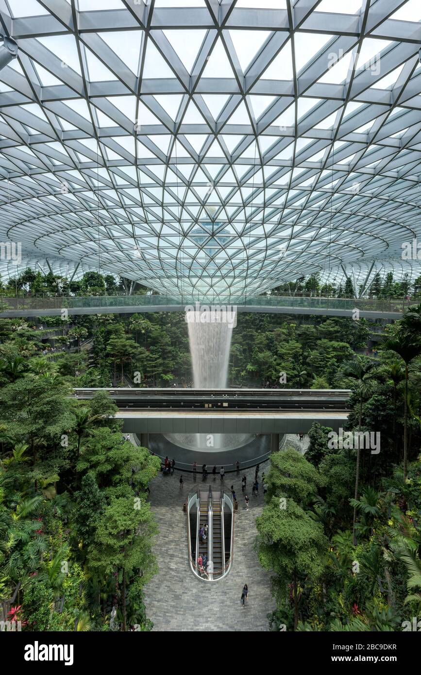 Singapore-30 Agosto 2019: L'Aeroporto Jewel Changi e' un nuovo edificio terminale sotto una cupola di vetro, con cascata interna e foresta tropicale, centri commerciali per lo shopping Foto Stock