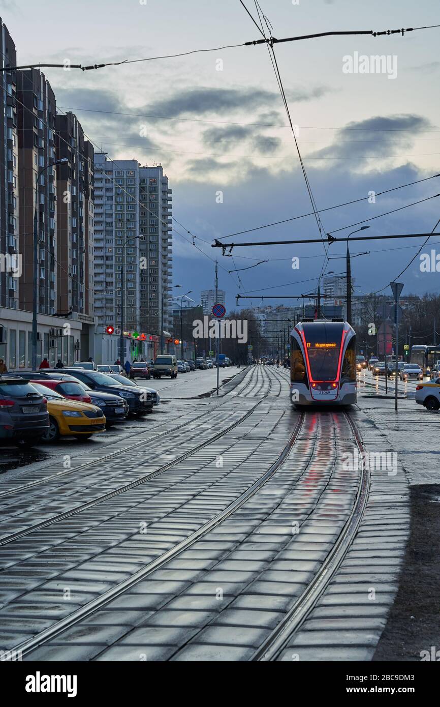 Mosca, Russia - 13 marzo 2020: Il tram moderno va in via Menzhinskogo Foto Stock
