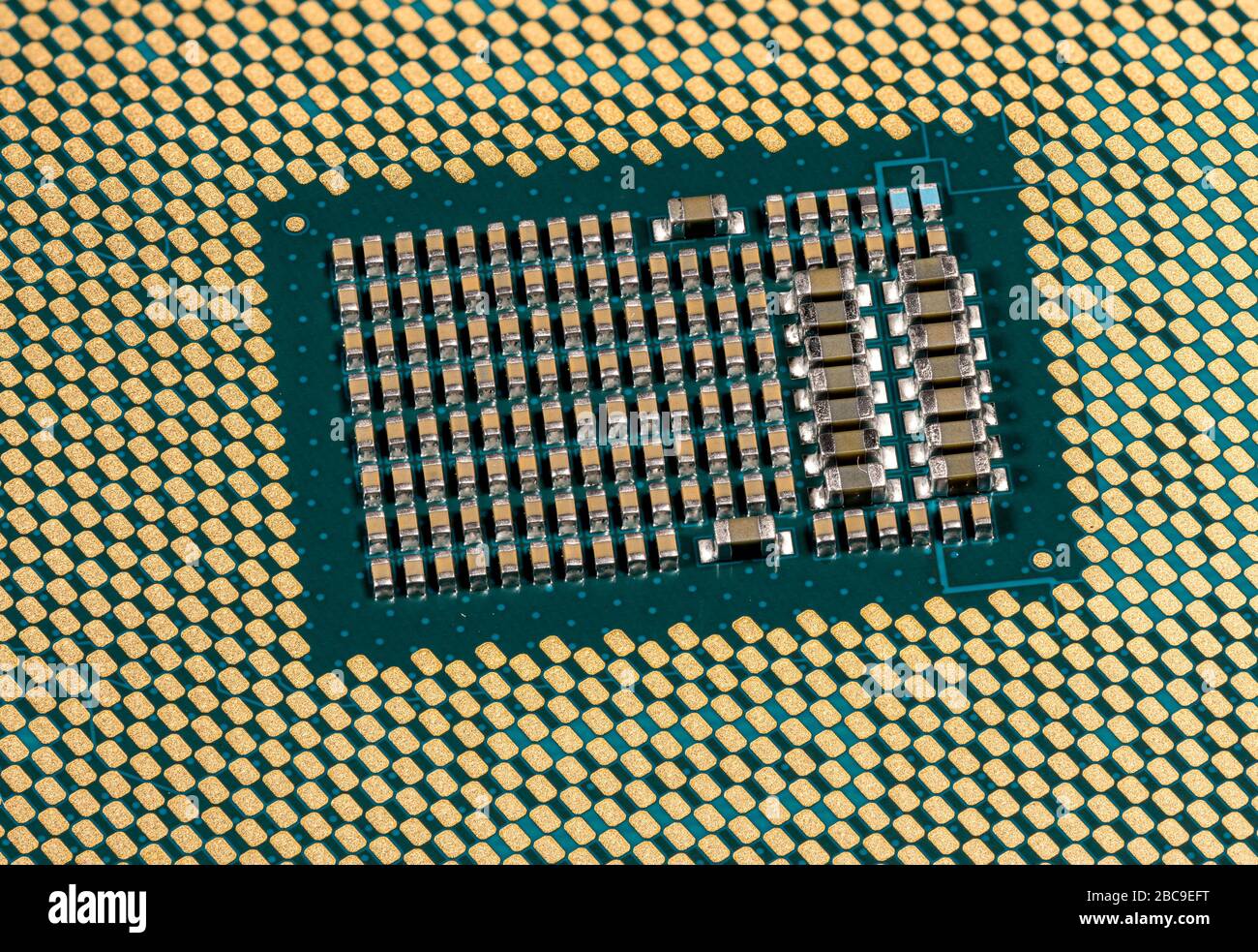 Macro foto del centro del chip CPU pronto per l'inserimento in una moderna scheda madre per personal computer Foto Stock