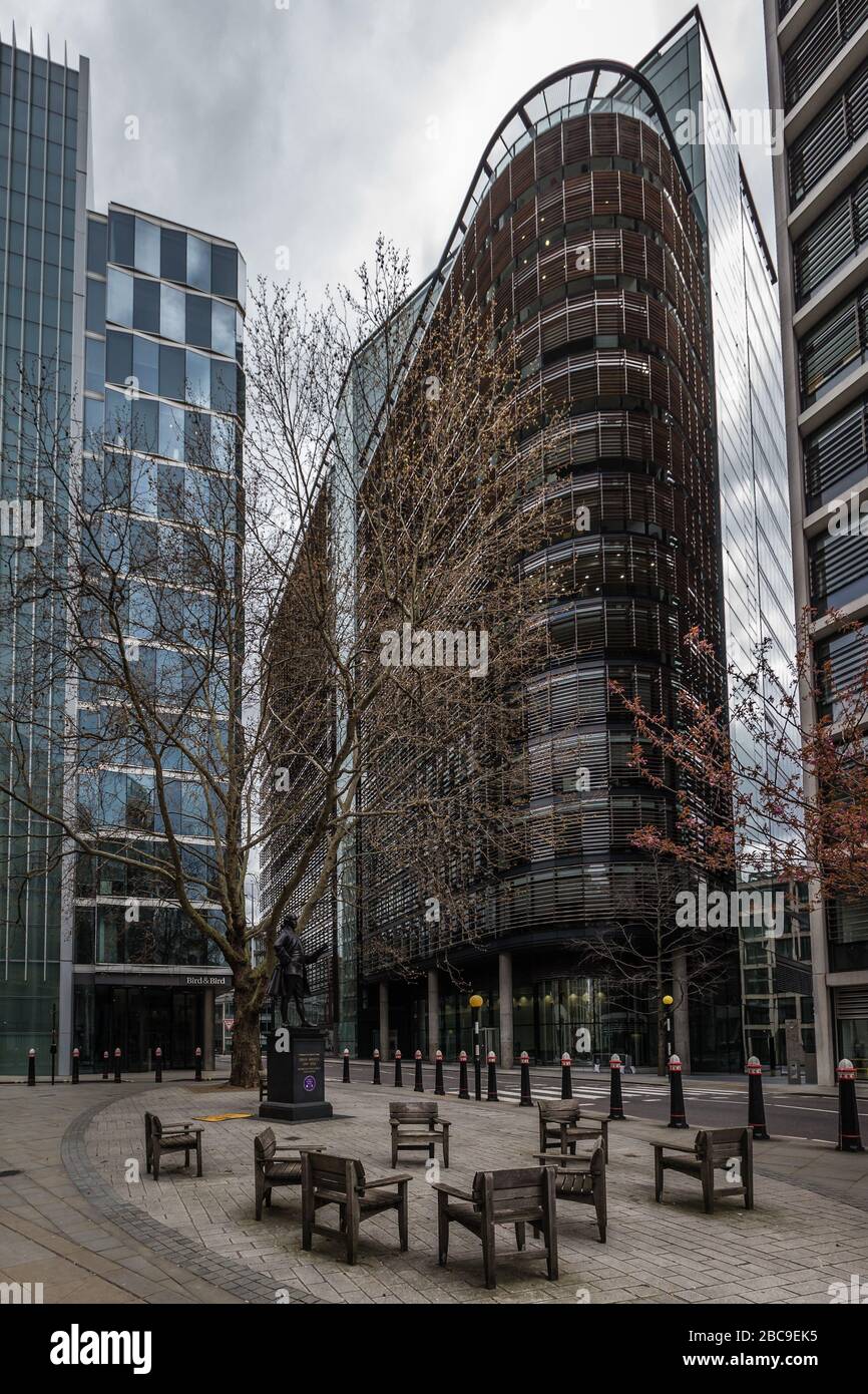 Grattacieli in una strada deserta nella città di Londra durante la crisi della salute pandemica del coronavirus nel Regno Unito Foto Stock