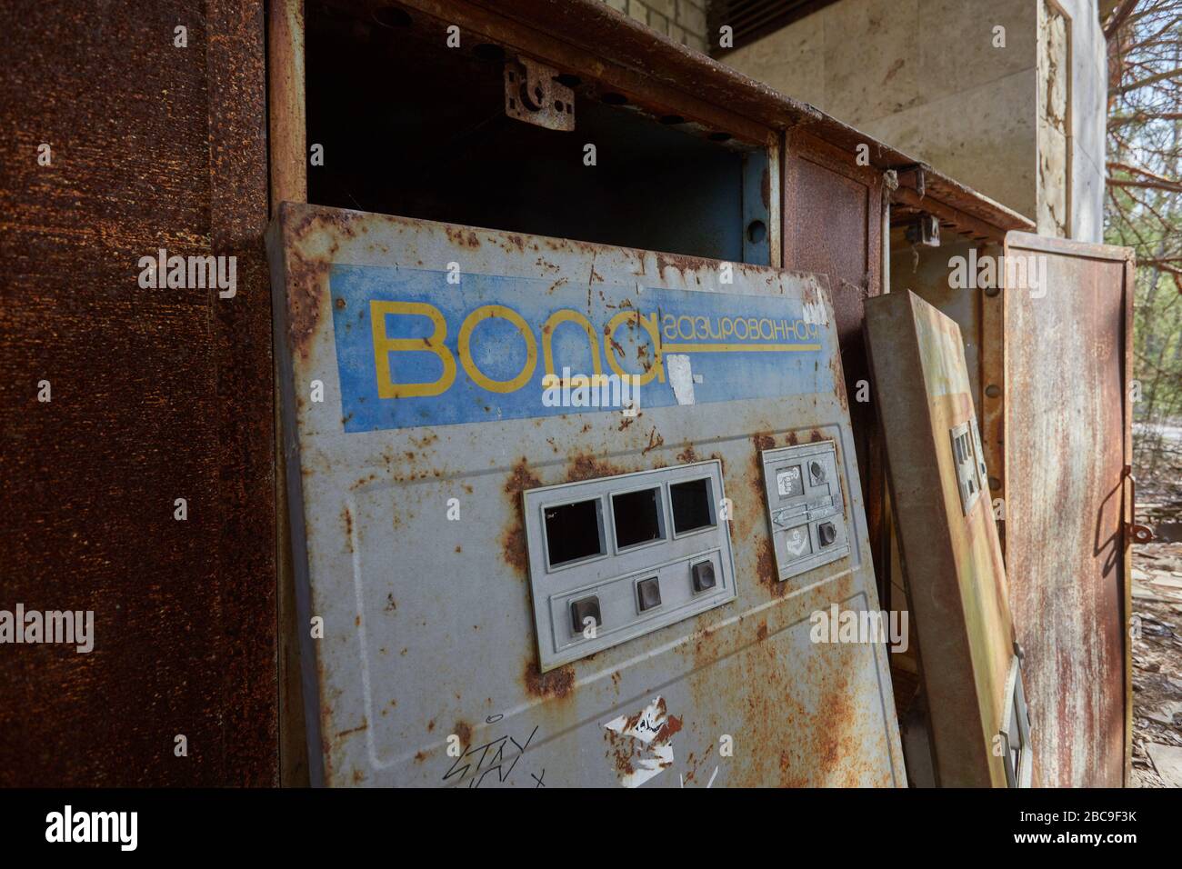 PRIPYAT, UCRAINA - Aprile 25 2019: Distributori automatici arrugginiti per la vendita di acqua soda vicino a caffè in città fantasma abbandonata morta di Pripyat, Chernobyl NPP exclusio Foto Stock