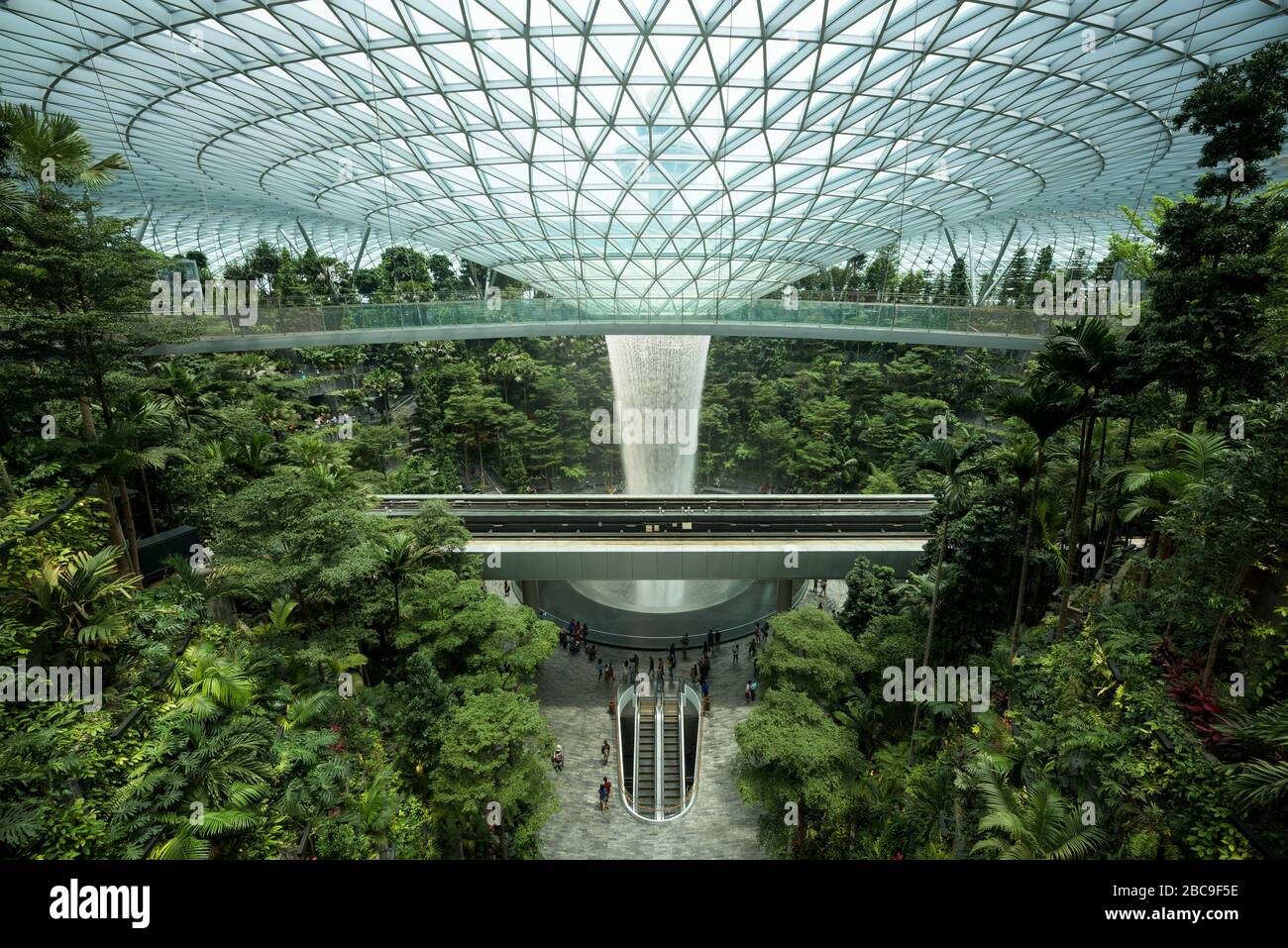 Singapore-30 Agosto 2019: L'Aeroporto Jewel Changi e' un nuovo edificio terminale sotto una cupola di vetro, con cascata interna e foresta tropicale, centri commerciali per lo shopping Foto Stock