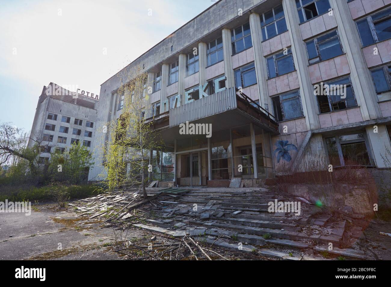 Segno arrugginito di radioattività su un edificio nella città abbandonata di Pripyat, città distrutta da una catastrofe nucleare nella vicina centrale di Cernobyl, situato Foto Stock