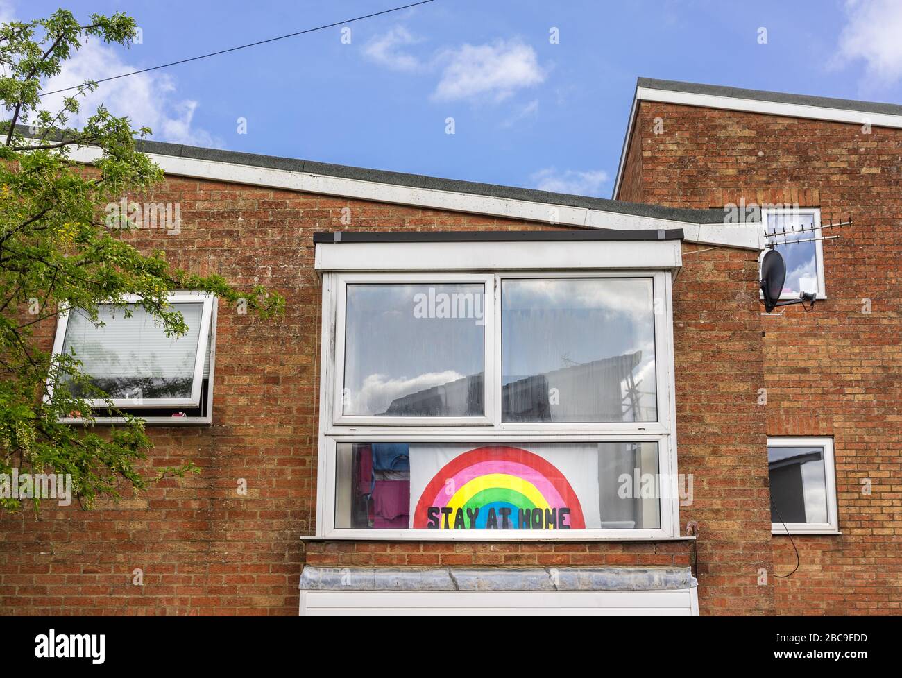 Cartello con un messaggio "Say at home" e un arcobaleno visualizzato in una finestra all'altezza della pandemia del coronavirus del 2020 a Southampton, Inghilterra, Regno Unito Foto Stock