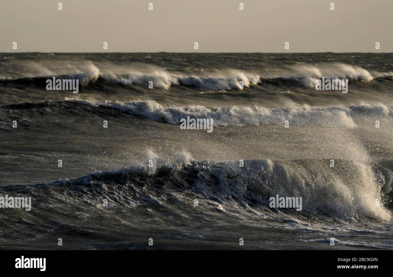 AJAXNETPHOTO. 2019. WORTHING, INGHILTERRA. - MARE MOSSO BATTITORI COSTA - TEMPO TEMPESTOSO MARTELLI LA RIPIDA SPIAGGIA DI GHIAIA.FOTO:JONATHAN EASTLAND/AJAX REF:GX8 192804 193 Foto Stock