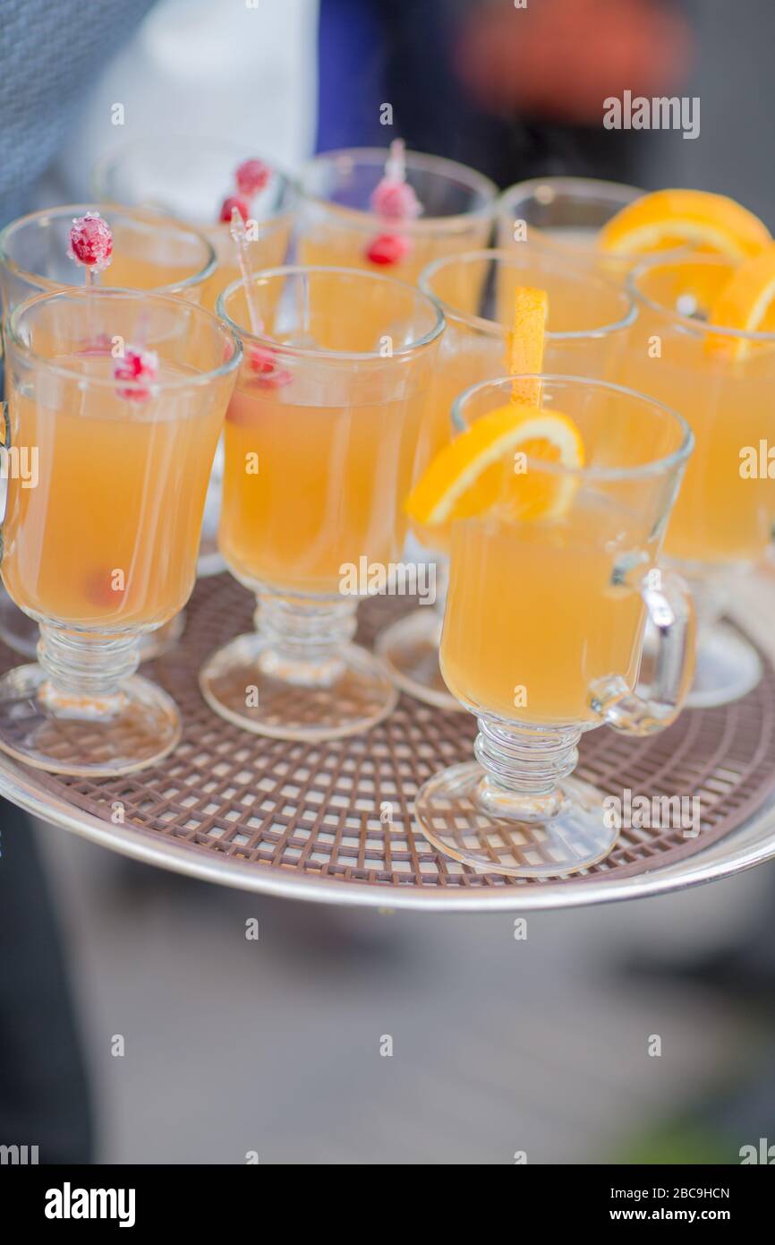 Cocktail di arancia servito su un vassoio Foto Stock