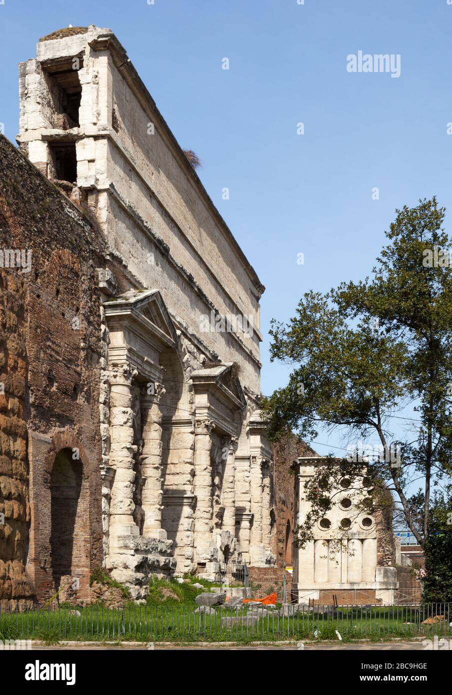 La porta maggiore e la tomba di Marco Vergilio Eurysaces il panettiere di Roma Foto Stock