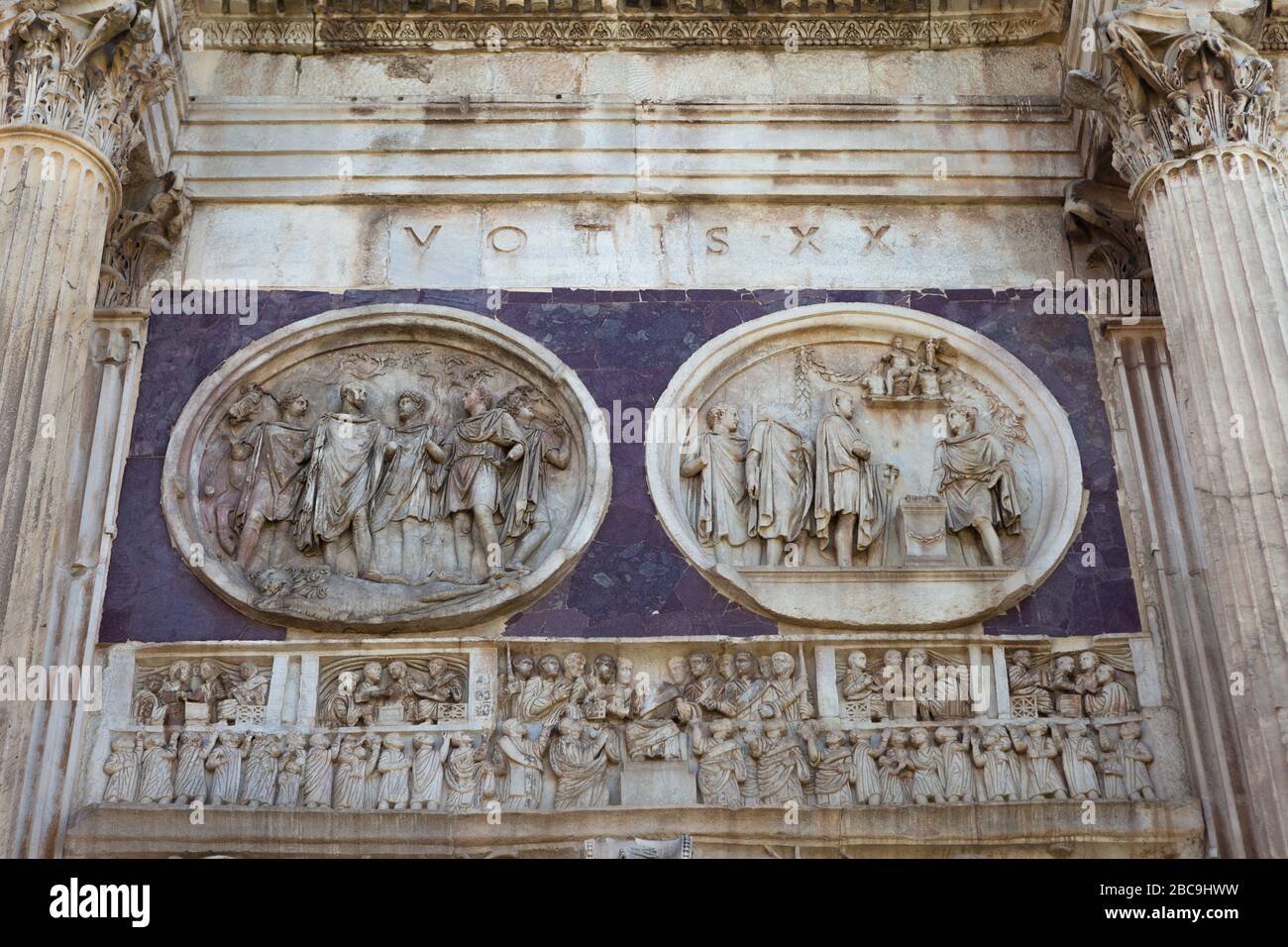 Bassorilievi sull'Arco di Costantino. Roma, Italia Foto Stock