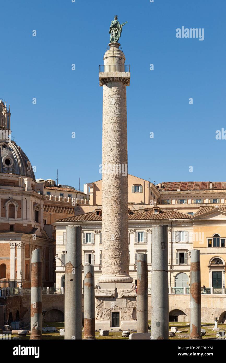Colonna Traiana. Colonna trionfale romana a Roma. Vista dal forum Traiano. Foto Stock