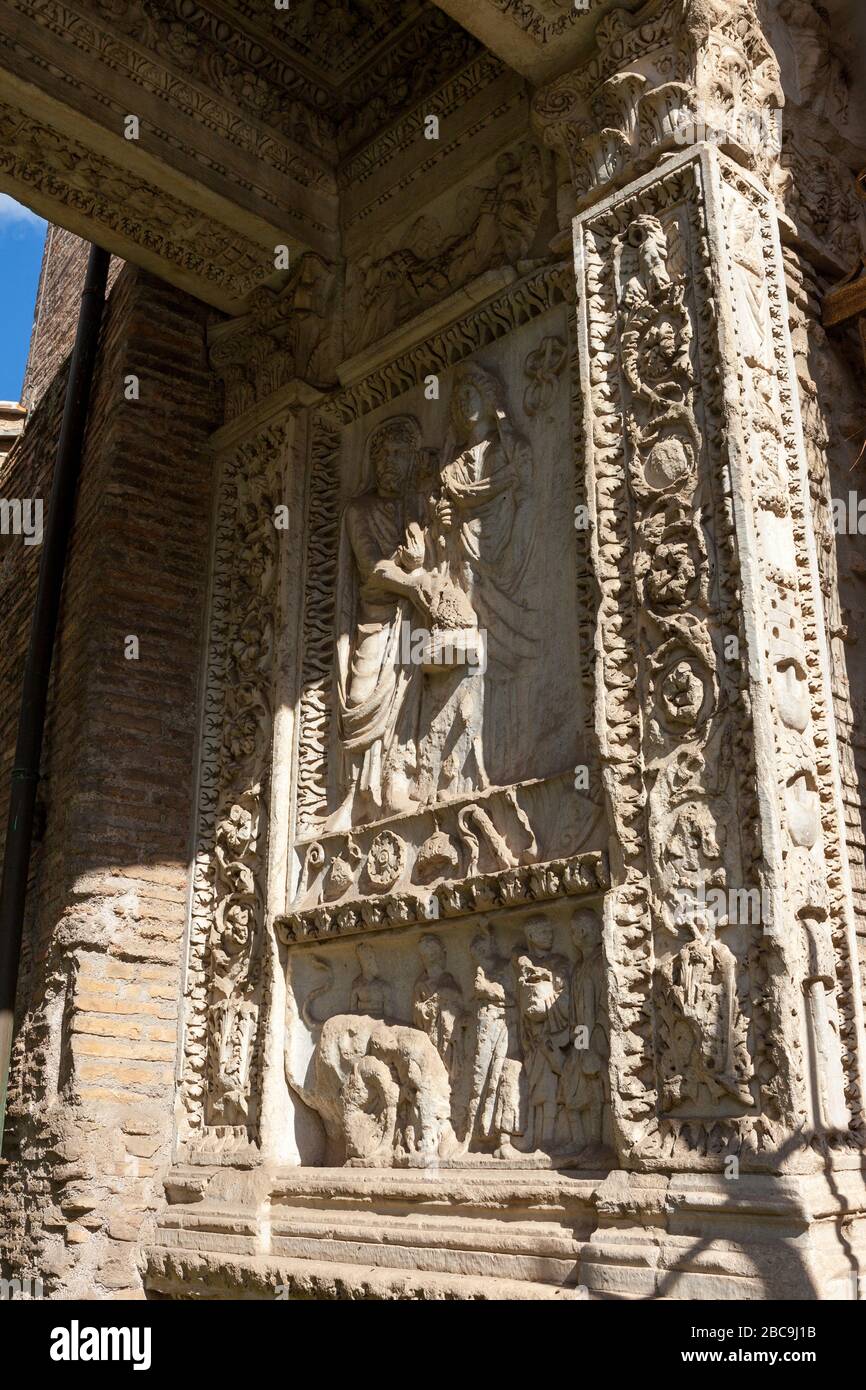 L'Arcus Argentariorum (Arco dei Money-Changers; Arco degli Argentari), è un antico arco romano che è stato parzialmente incorporato nella chiesa di San Foto Stock