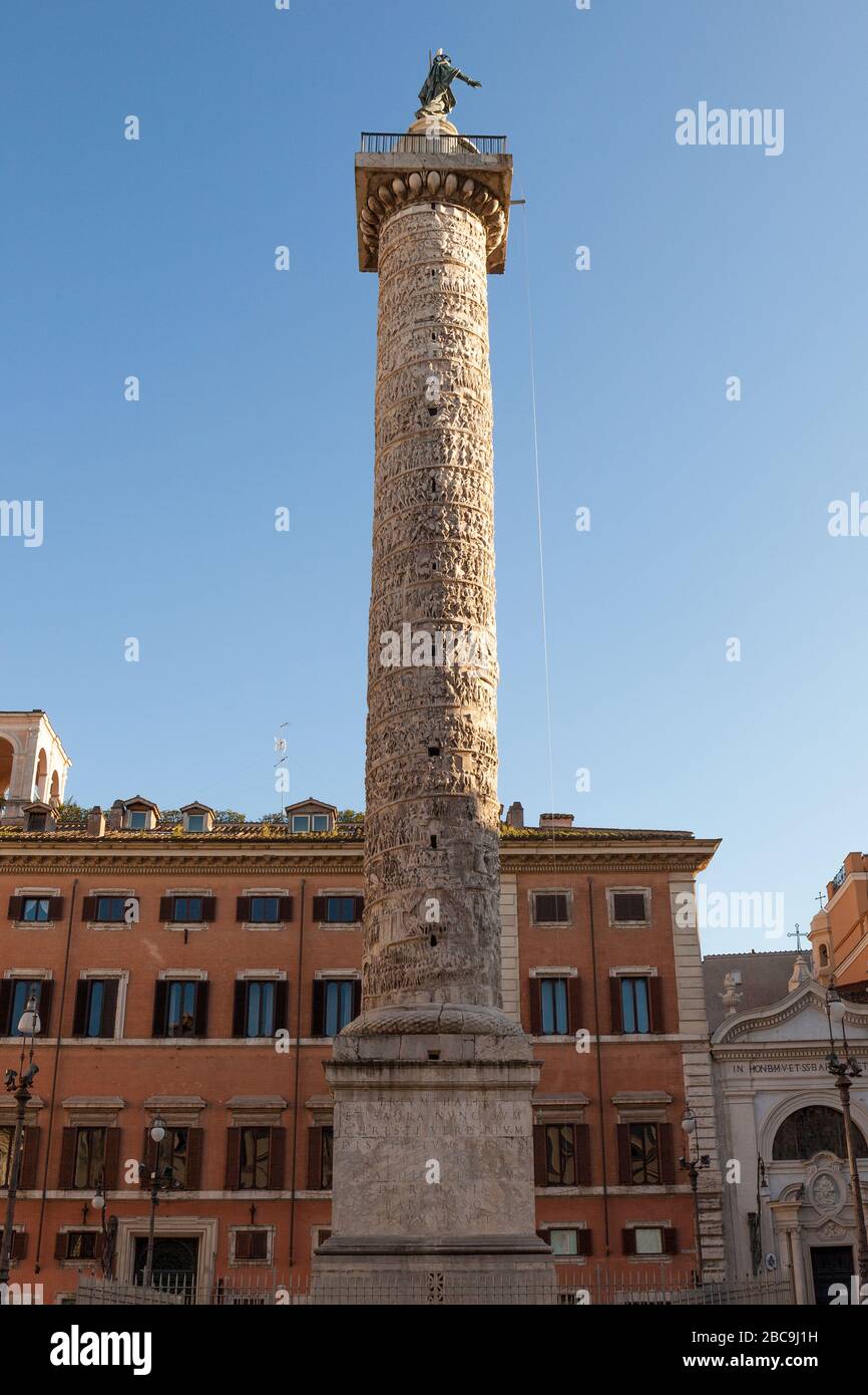 La colonna di Marco Aurelio (Columna Centenaria Divorum Marci et Faustinae o colonna di Marco Aurelio). Colonna della vittoria romana in Piazza colonna, Roma Foto Stock