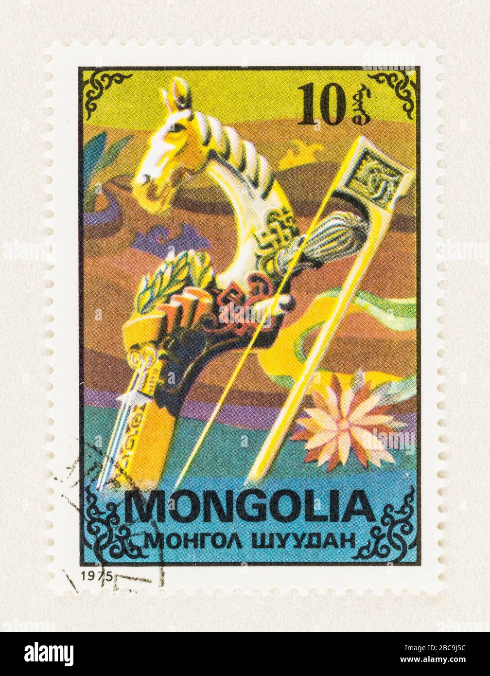 SEATTLE WASHINGTON - 2 aprile 2020: Primo piano del francobollo della Mongolia con il collo e l'arco di uno strumento musicale tradizionale. Scott n. 865. Foto Stock