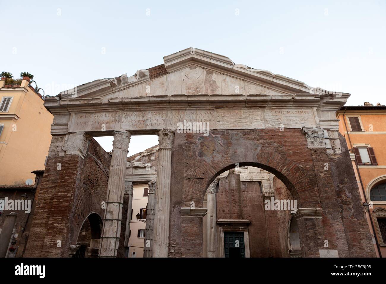 Il Porticus Octaviae (Portico di Octavia; Portico di Ottavia). Antica struttura a Roma Foto Stock
