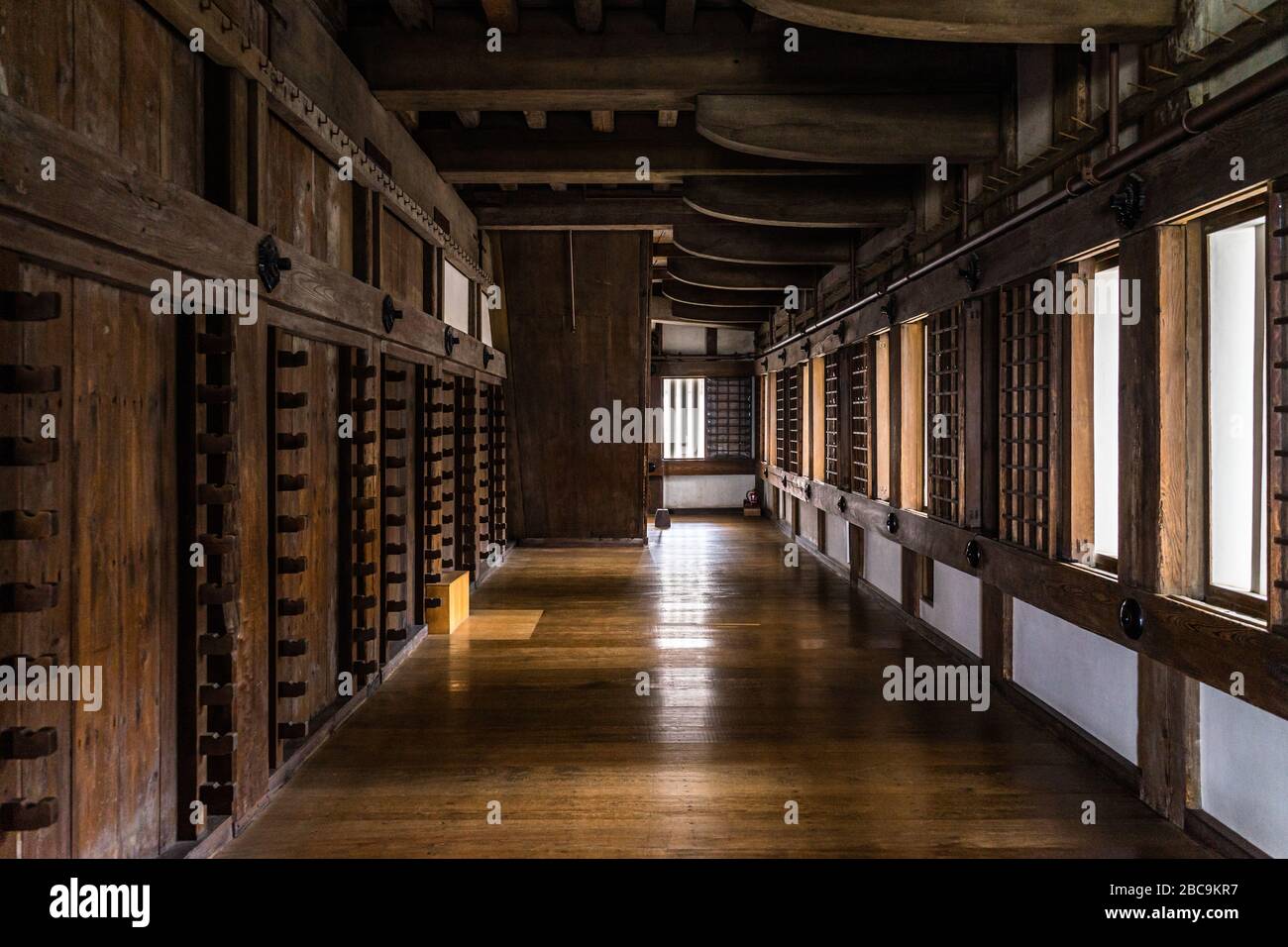 Vista interna del castello di Himeji con le rastrelliere di armi sulla parete, Giappone Foto Stock