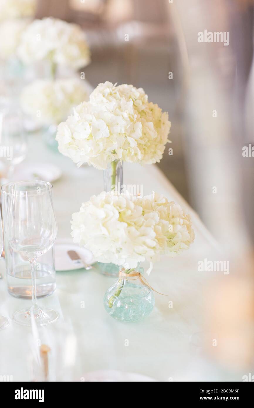 Decorazioni per le nozze in tutto bianco con fiori e candele Foto Stock