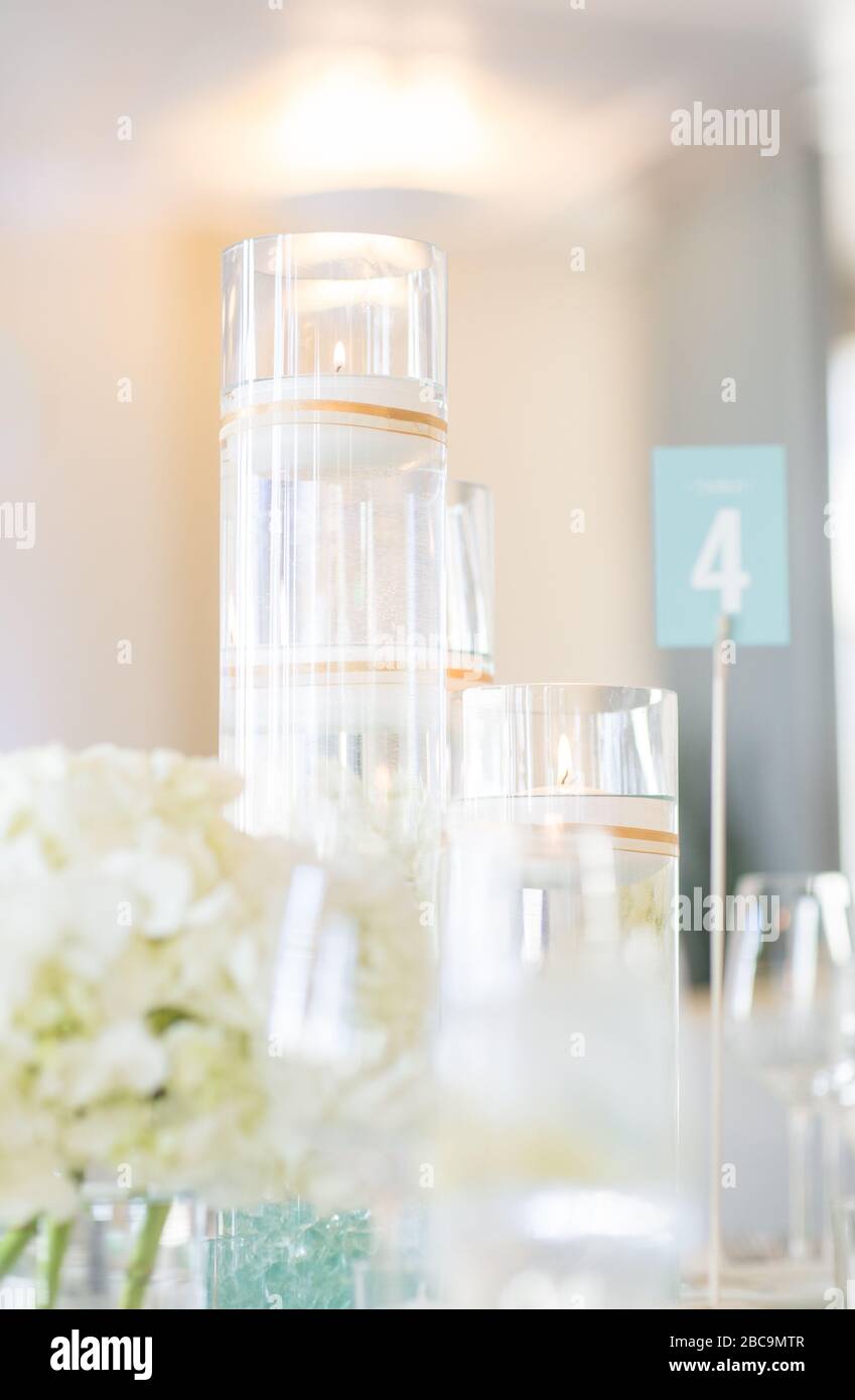 Decorazioni per le nozze in tutto bianco con fiori e candele Foto Stock