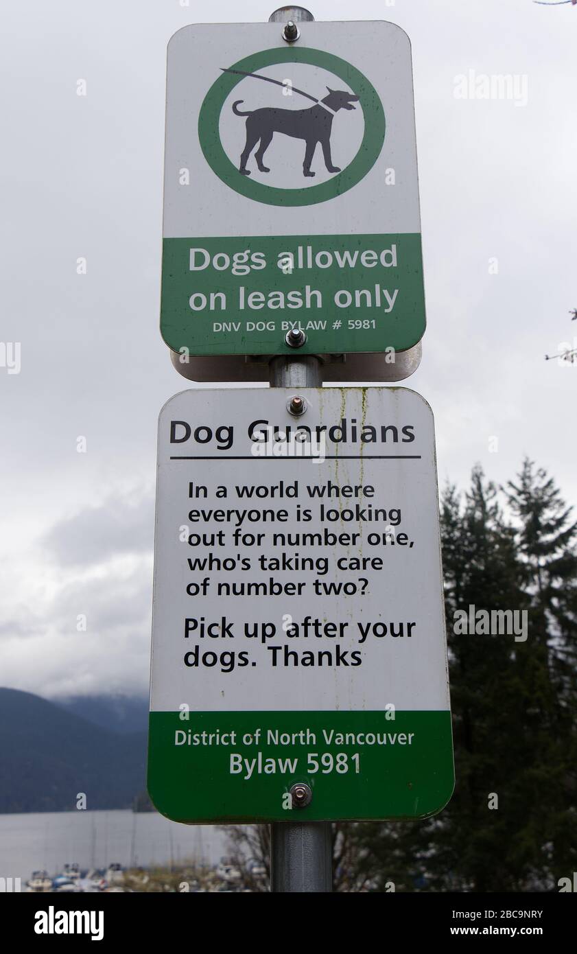 Deep Cove, North Vancouver, Canada - 1 aprile 2020: Vista del segnale di avvertimento "Dogs allowes on Leash Only" in Panorama Park Foto Stock