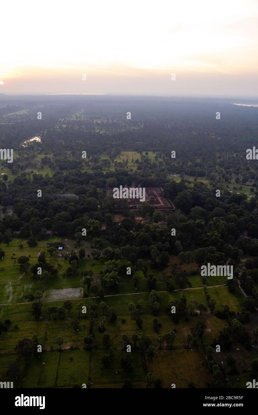 Veduta aerea del Mebon Est al tramonto, ad est di Angkor Wat, Siem Reap, Cambogia. Foto Stock