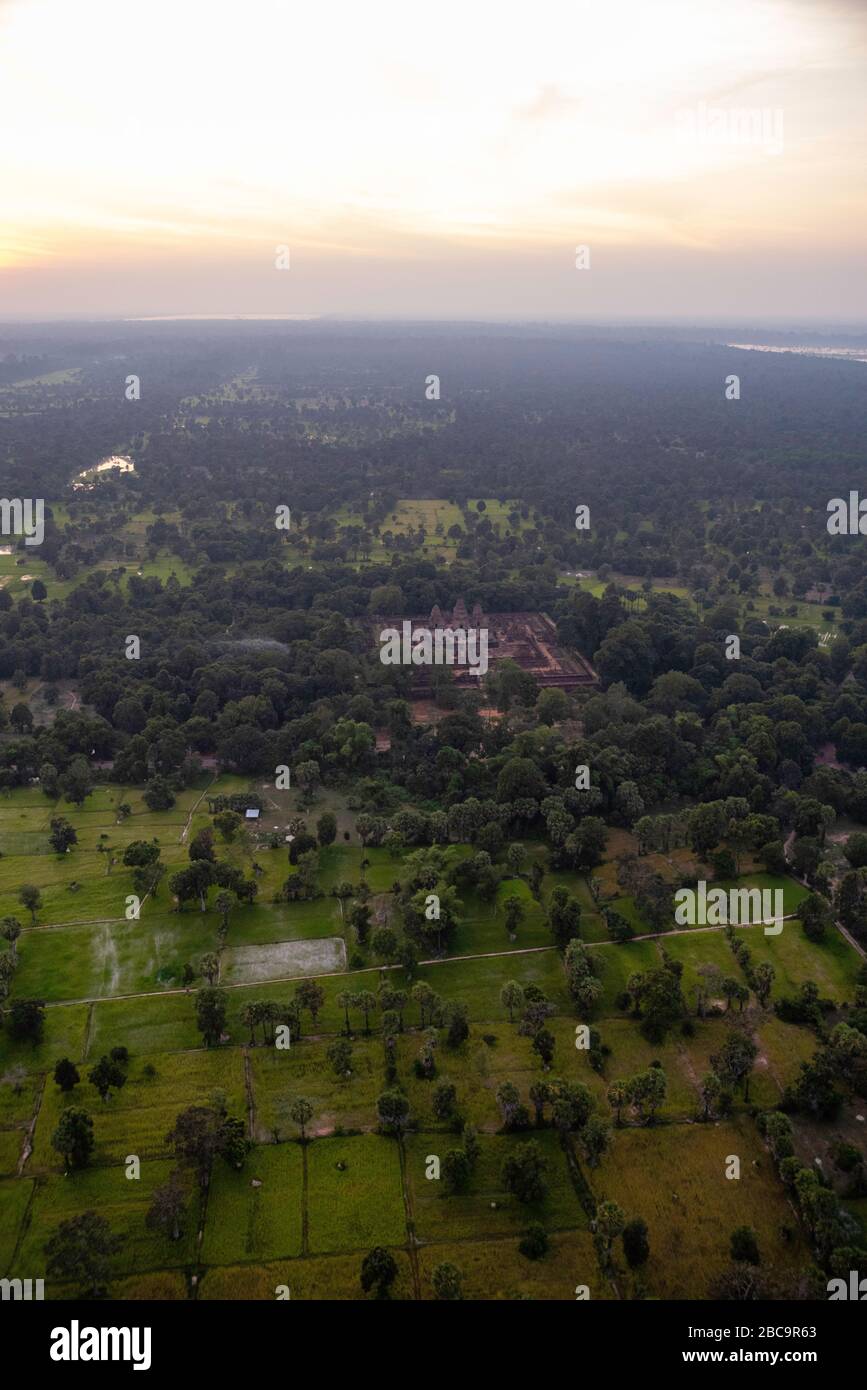 Veduta aerea del Mebon Est al tramonto, ad est di Angkor Wat, Siem Reap, Cambogia. Foto Stock