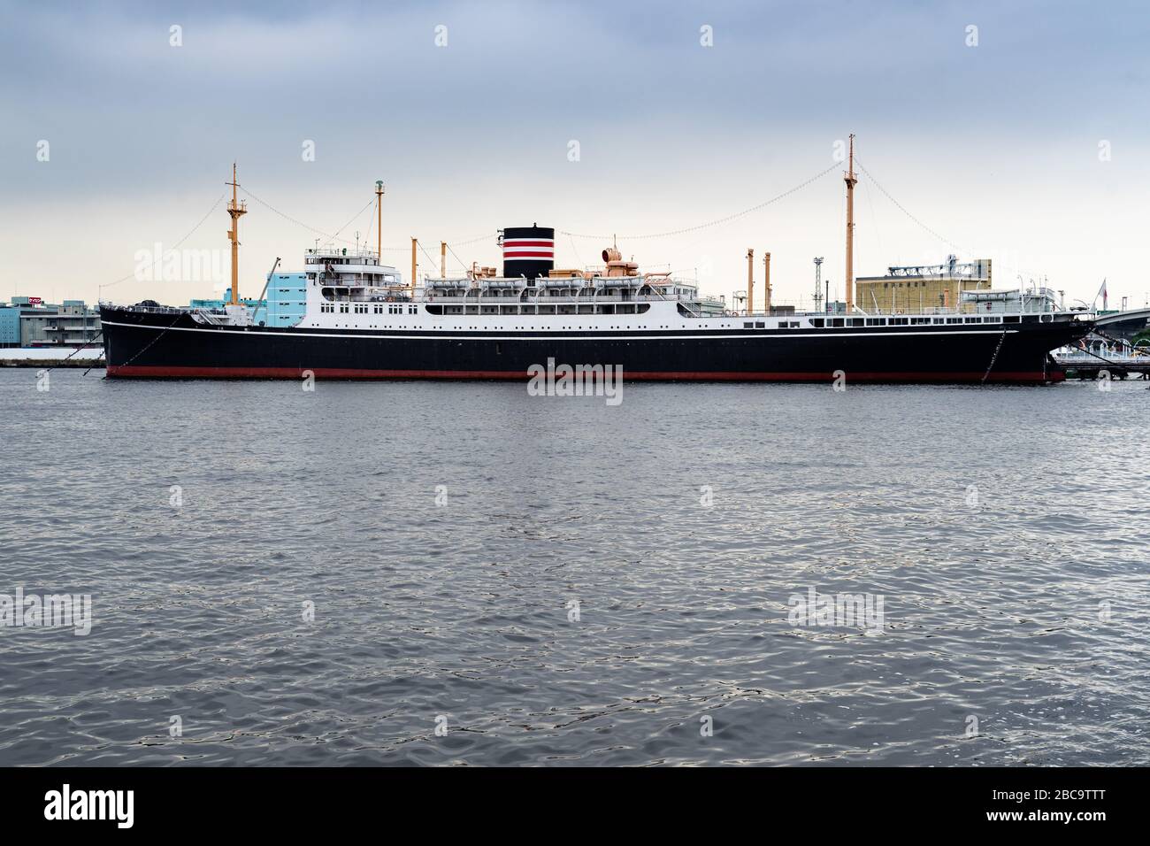 Hikawa Maru era una nave da carico e passeggeri che serviva tra il 1930 e il 1960. Ora è il museo galleggiante ormeggiato al parco Yamashita a Yokohama, Giappone Foto Stock