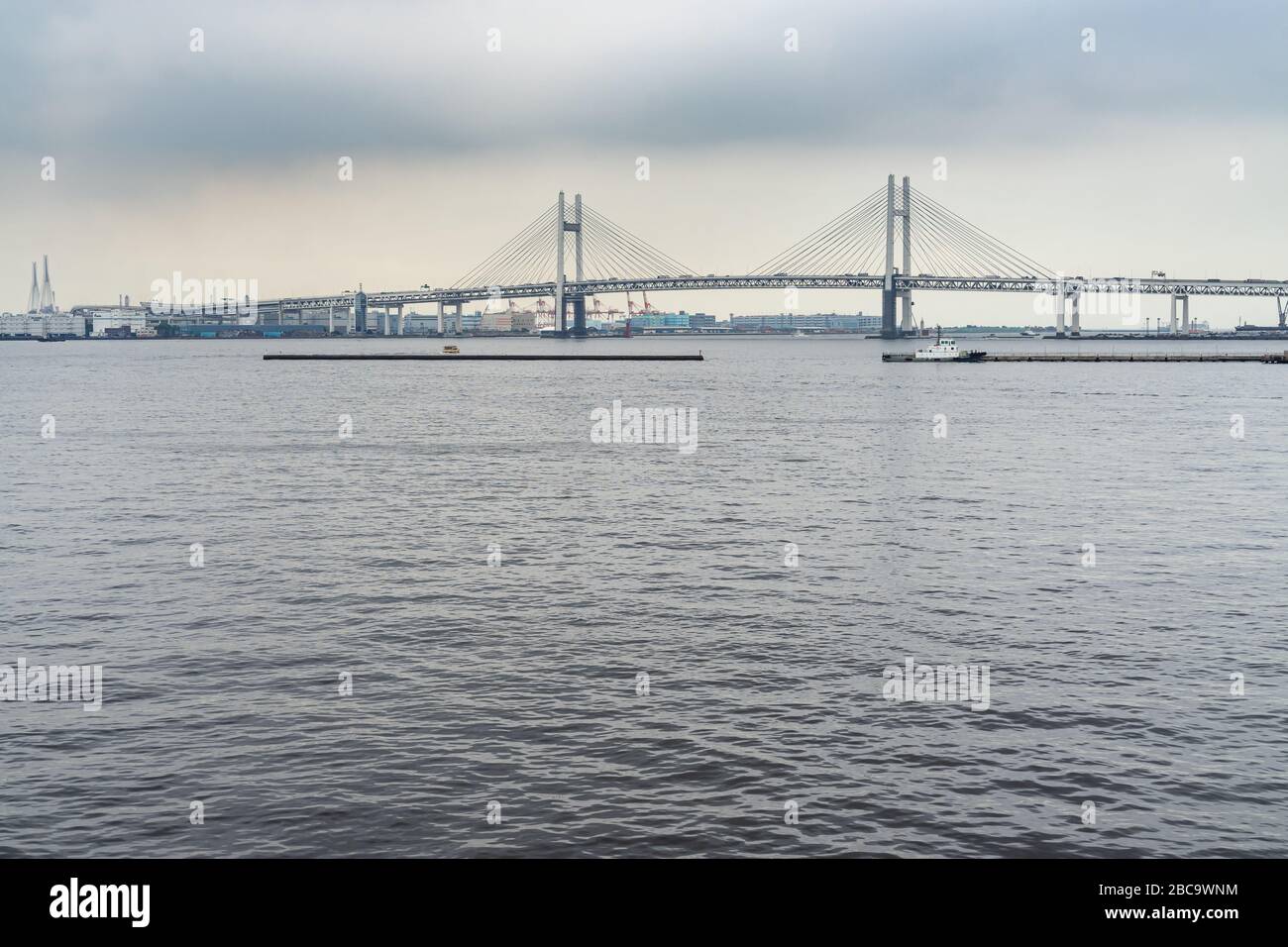 Vista del Ponte della Baia di Yokohama, una delle attrazioni piu' popolari di Yokohama, Giappone Foto Stock