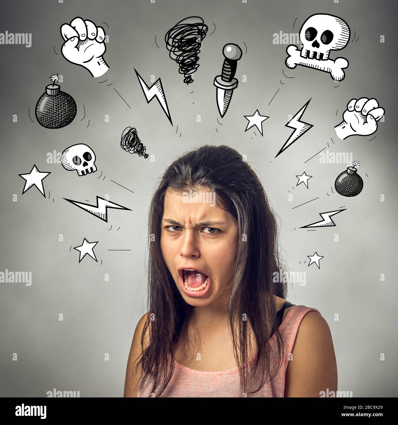 Ragazza adolescente arrabbiata con espressione furiosa che urla e giura Foto Stock